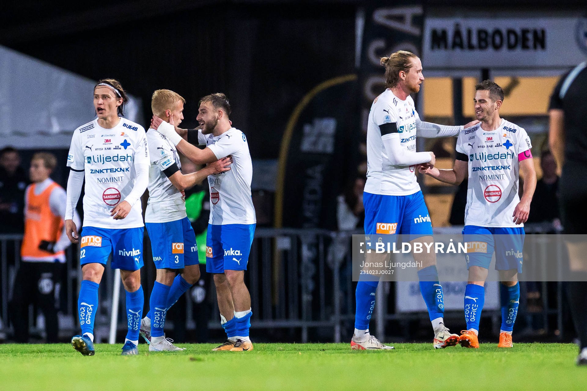 Värnamos Albion Ademi jublar med lagkamrater