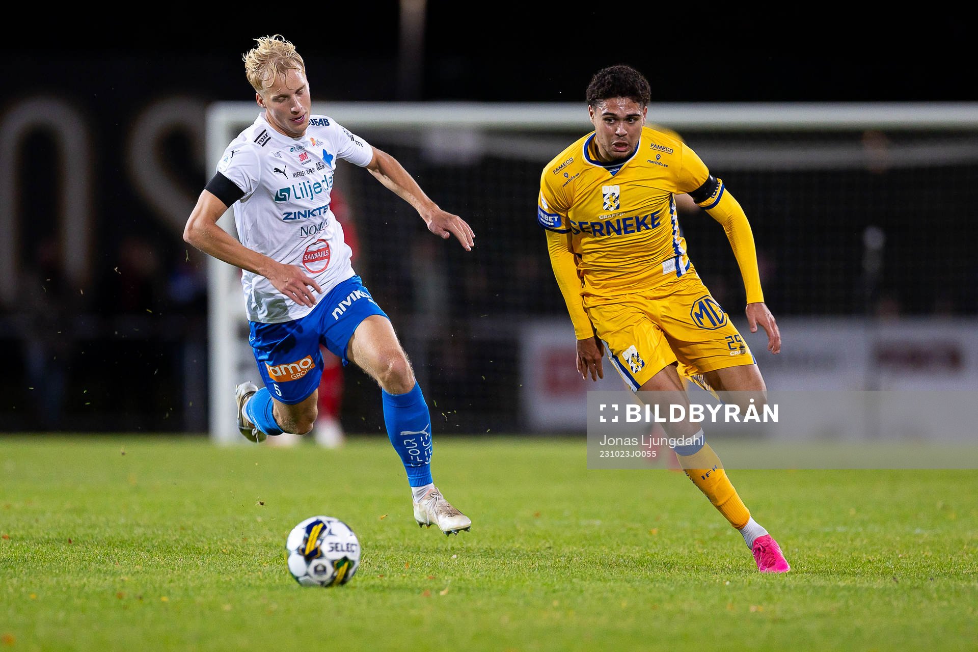 Värnamos Victor Larsson och IFK Göteborgs Thomas Santos