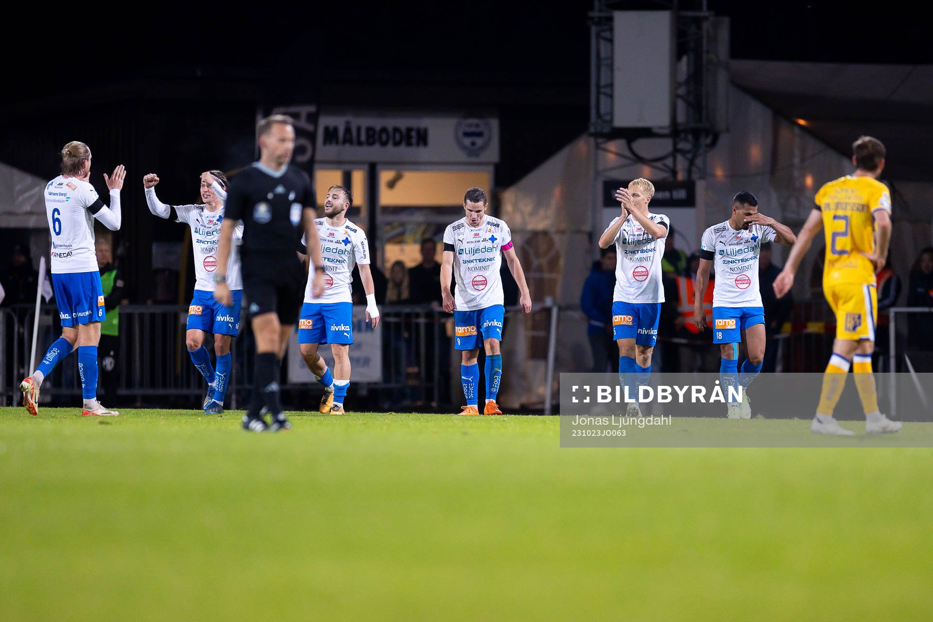 Värnamos spelare jublar efter mål 3-1 under fotbollsmatchen i Allsvenskan mellan Värnamo och IFK Göteborg den 23 oktober 2023 i Värnamo.