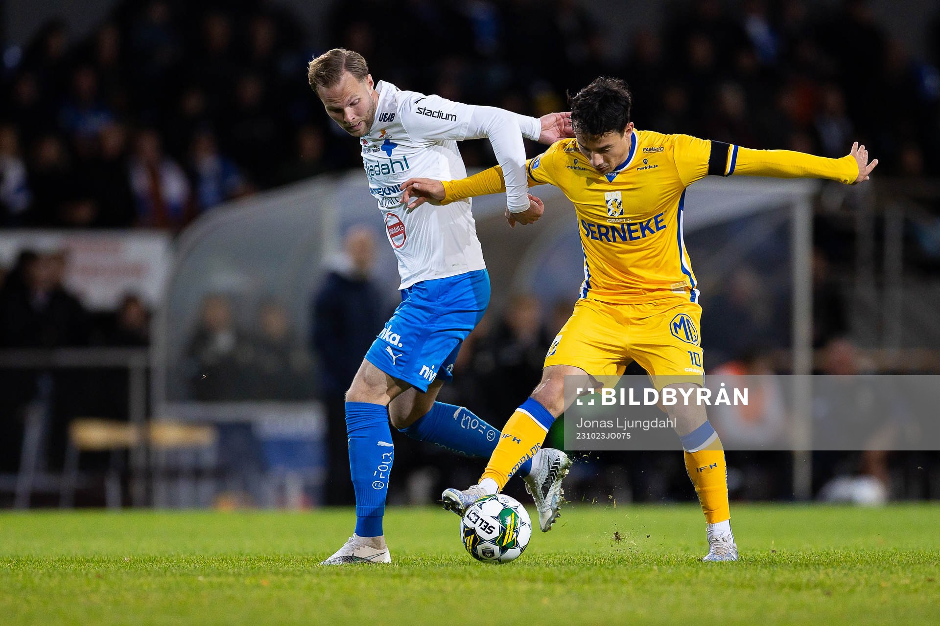 Värnamos Gustav Engvall och IFK Göteborgs Hussein Carneil