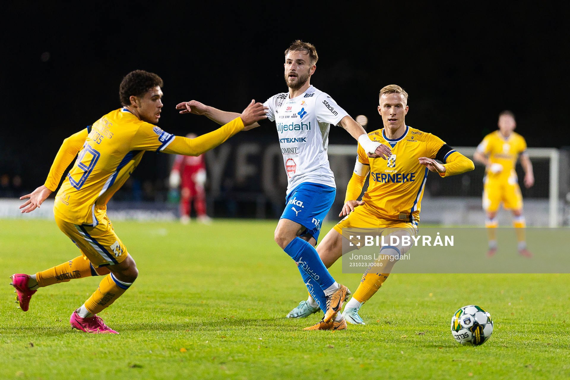 Värnamos Albion Ademi mellan IFK Göteborgs Thomas Santos