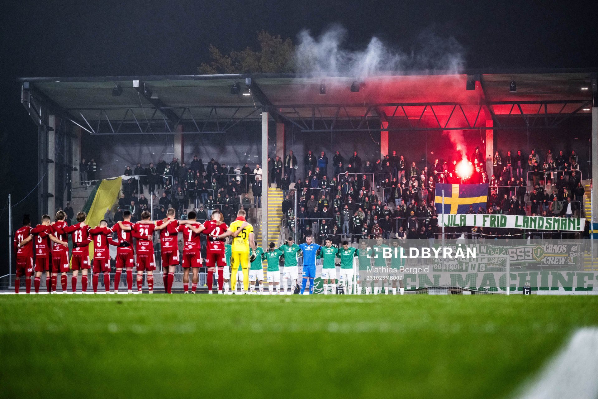 Jönköpings Södras supportrar med flagga och banderoll