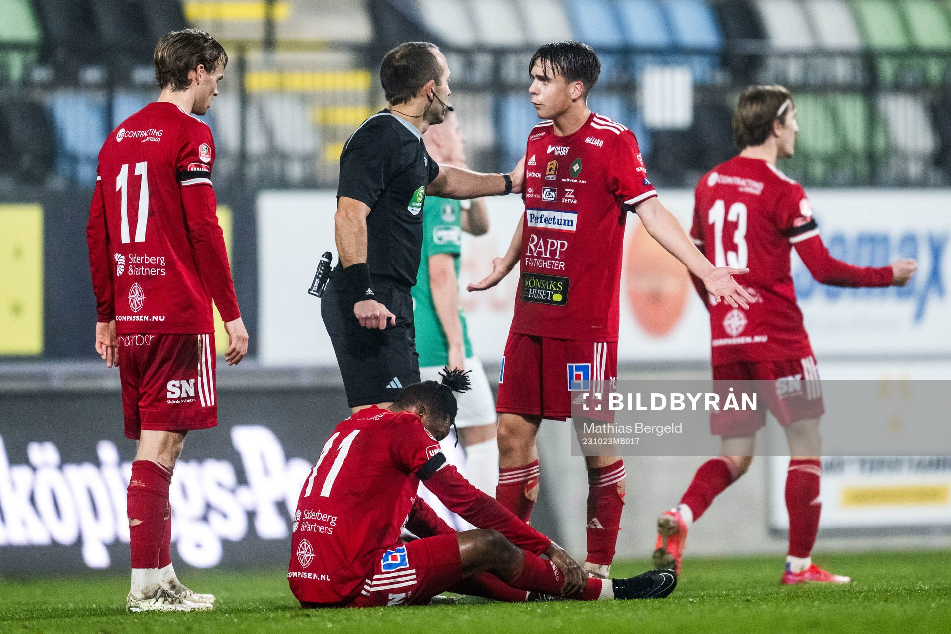 Skövde AIKs Isak Vidjeskog reagerar på domslut av domare Kaspar Sjöberg under fotbollsmatchen i Superettan mellan Jönköpings Södra och Skövde AIK den 23 oktober 2023 i Jönköping.