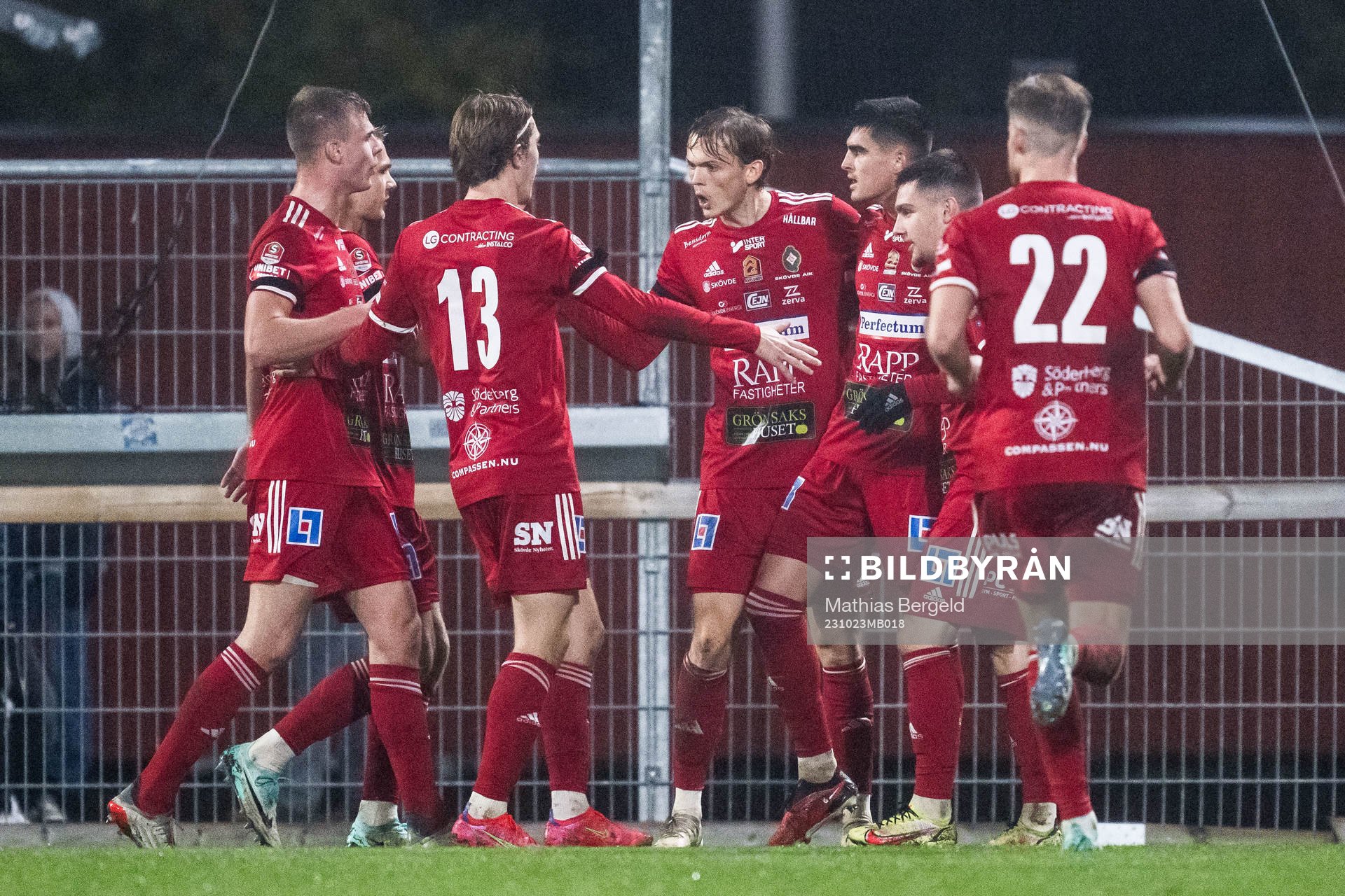 Skövde AIKs Marc Ante Tokich jublar med lagkamrater