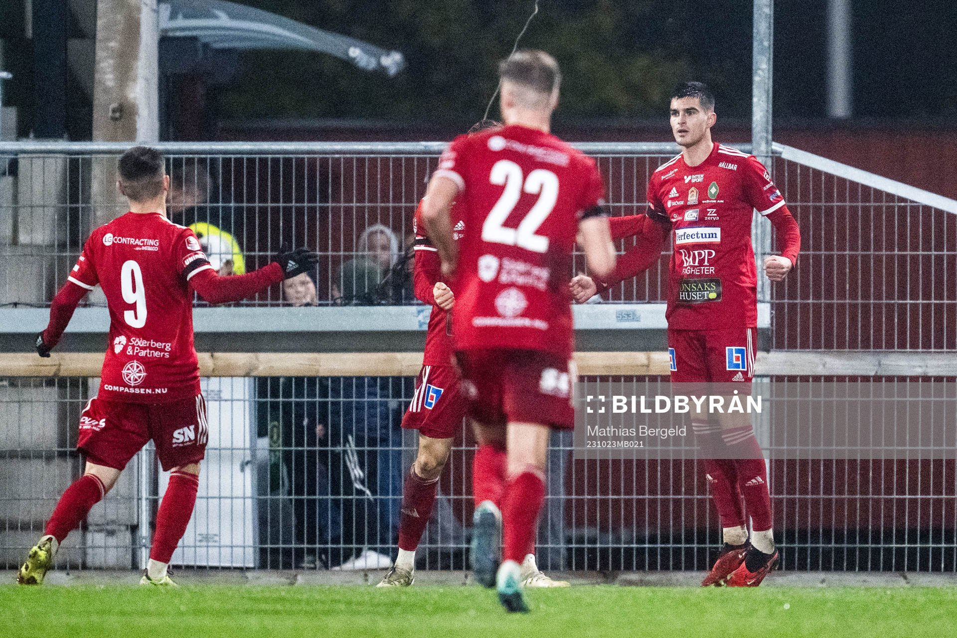 Skövde AIKs Marc Ante Tokich jublar med lagkamrater