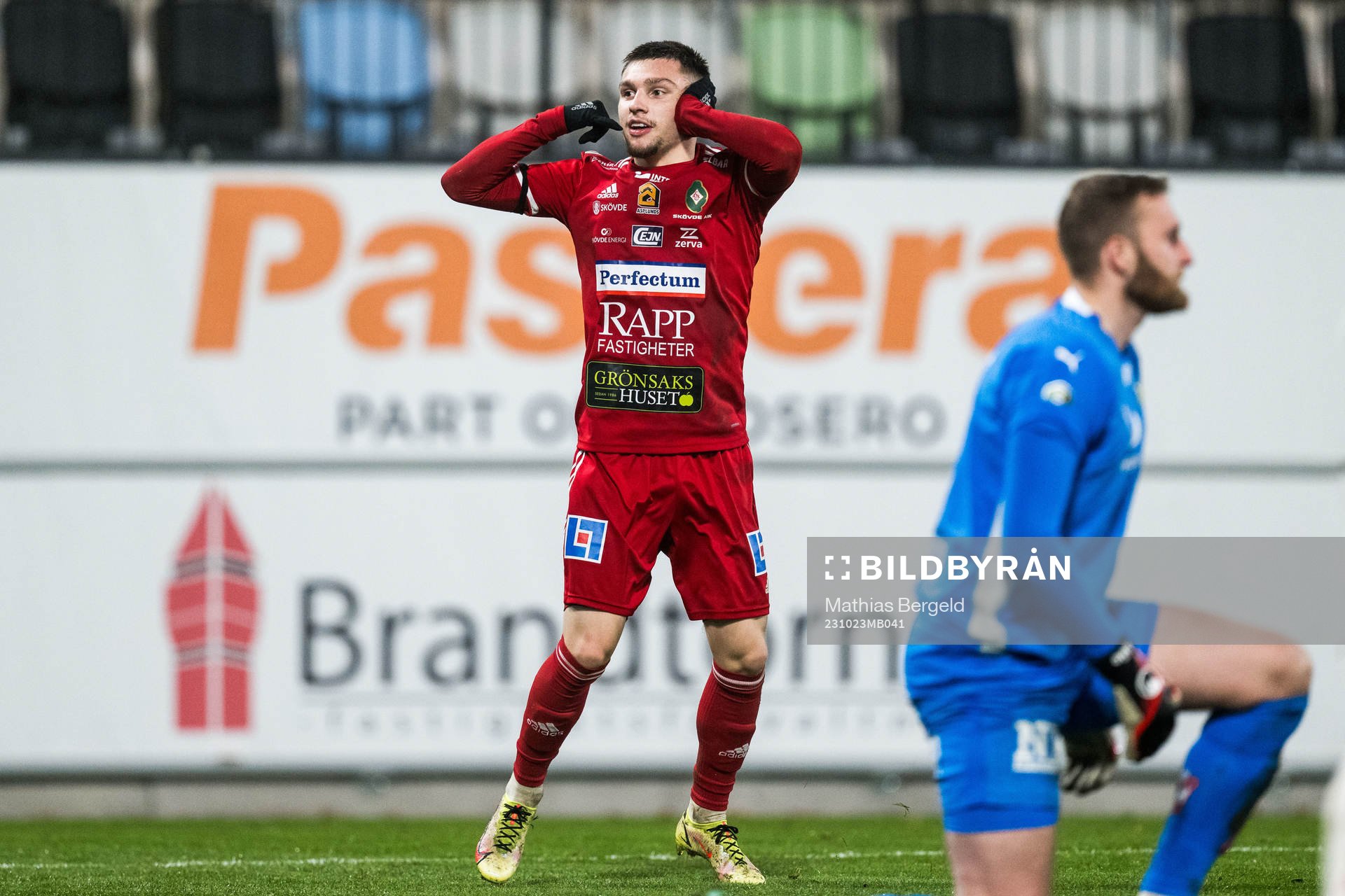 Skövde AIKs Isak Bjerkebo jublar och Jönköpings Södras