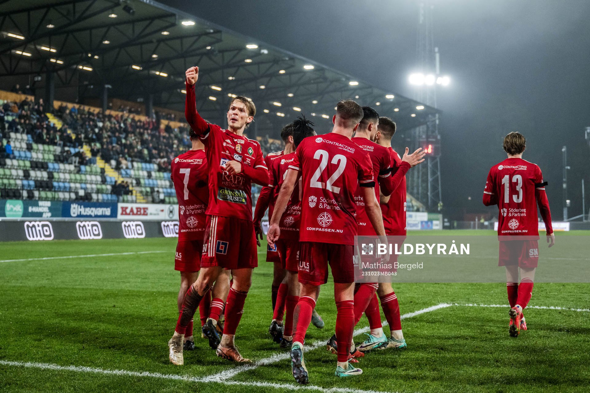 Skövde AIKs Lukas Rhöse jublar med lagkamrater efter att Isak Bjerkebo gjort 1-2 under fotbollsmatchen i Superettan mellan Jönköpings Södra och Skövde AIK den 23 oktober 2023 i Jönköping.