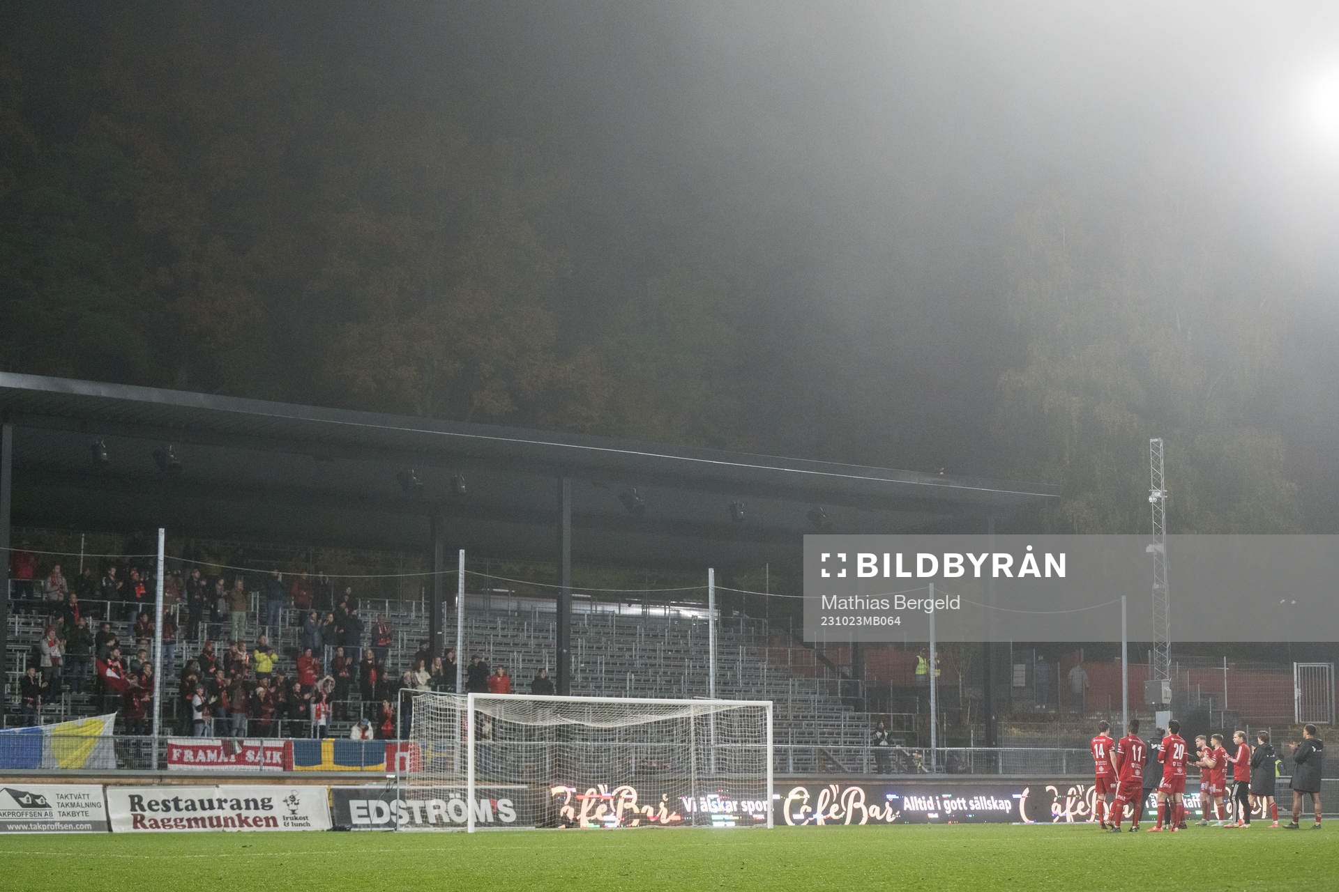 Skövdes spelare tackar supportrarna