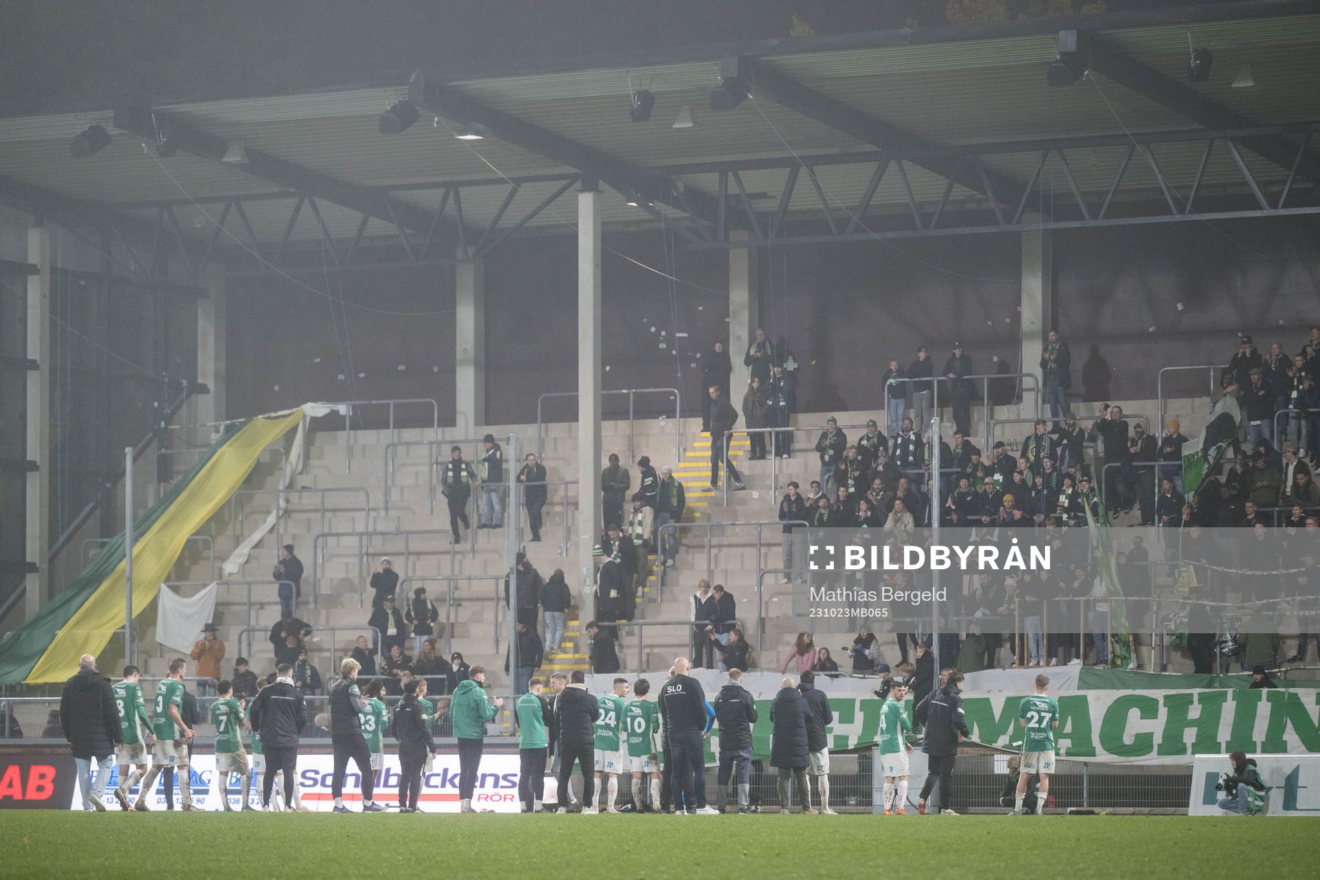 Jönköpings spelare tackar supportrarna