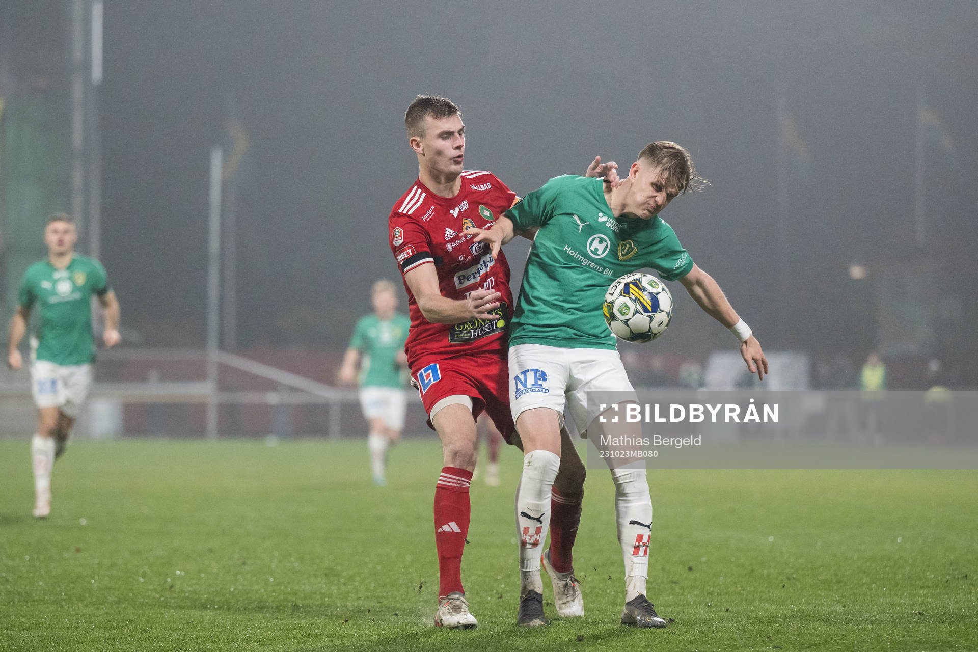 Skövde AIKs Filip Schyberg och Jönköpings Södras Ben Engdahl under fotbollsmatchen i Superettan mellan Jönköpings Södra och Skövde AIK den 23 oktober 2023 i Jönköping. 
