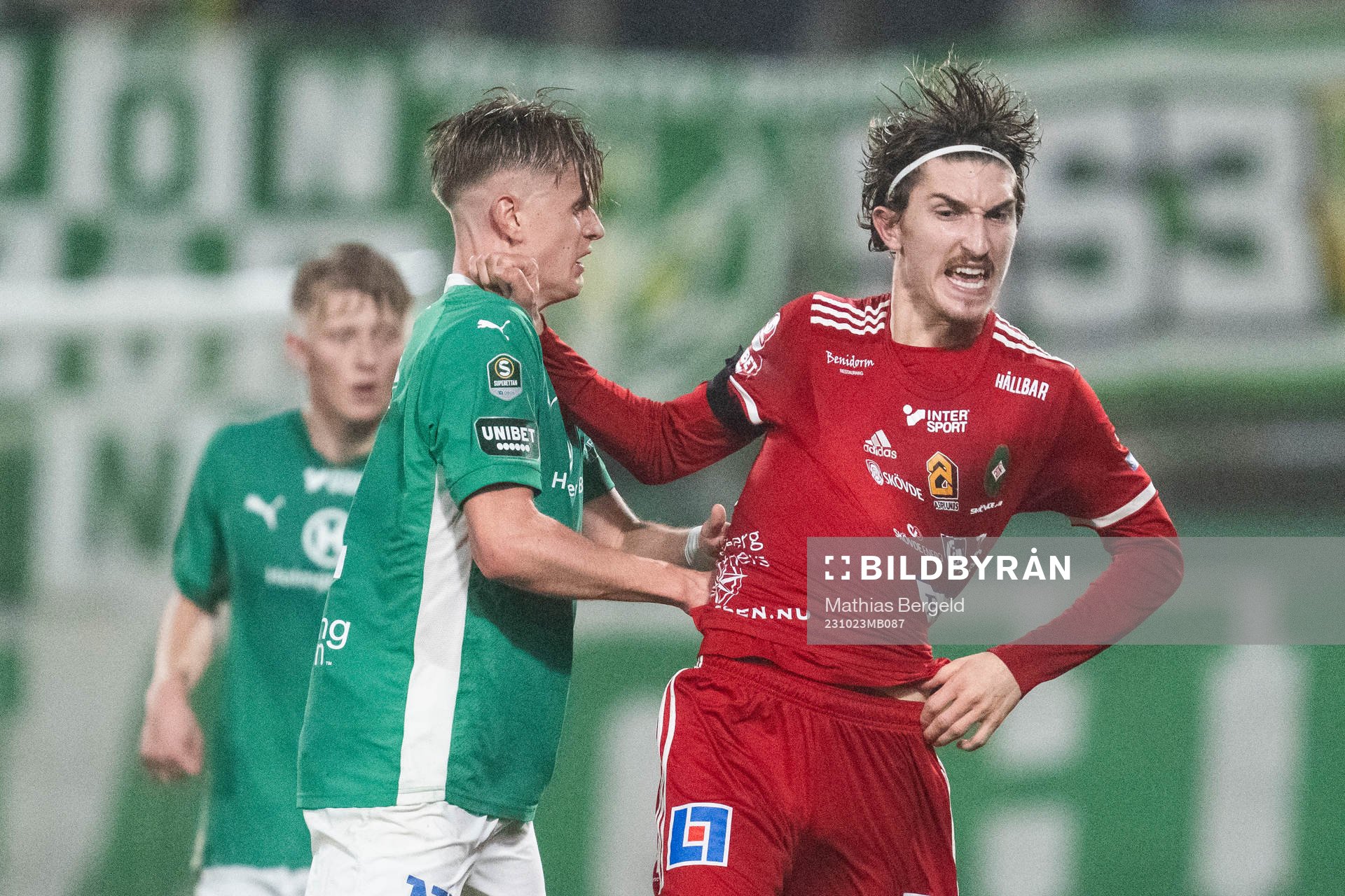 Jönköpings Södras Ben Engdahl och Skövde AIKs Hugo Engström under fotbollsmatchen i Superettan mellan Jönköpings Södra och Skövde AIK den 23 oktober 2023 i Jönköping.