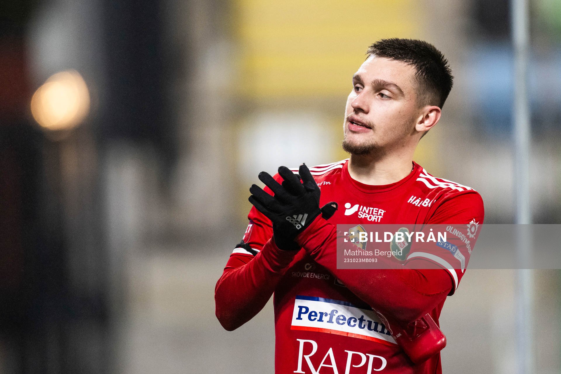 Skövde AIKs Isak Bjerkebo tackar supportrarna när han