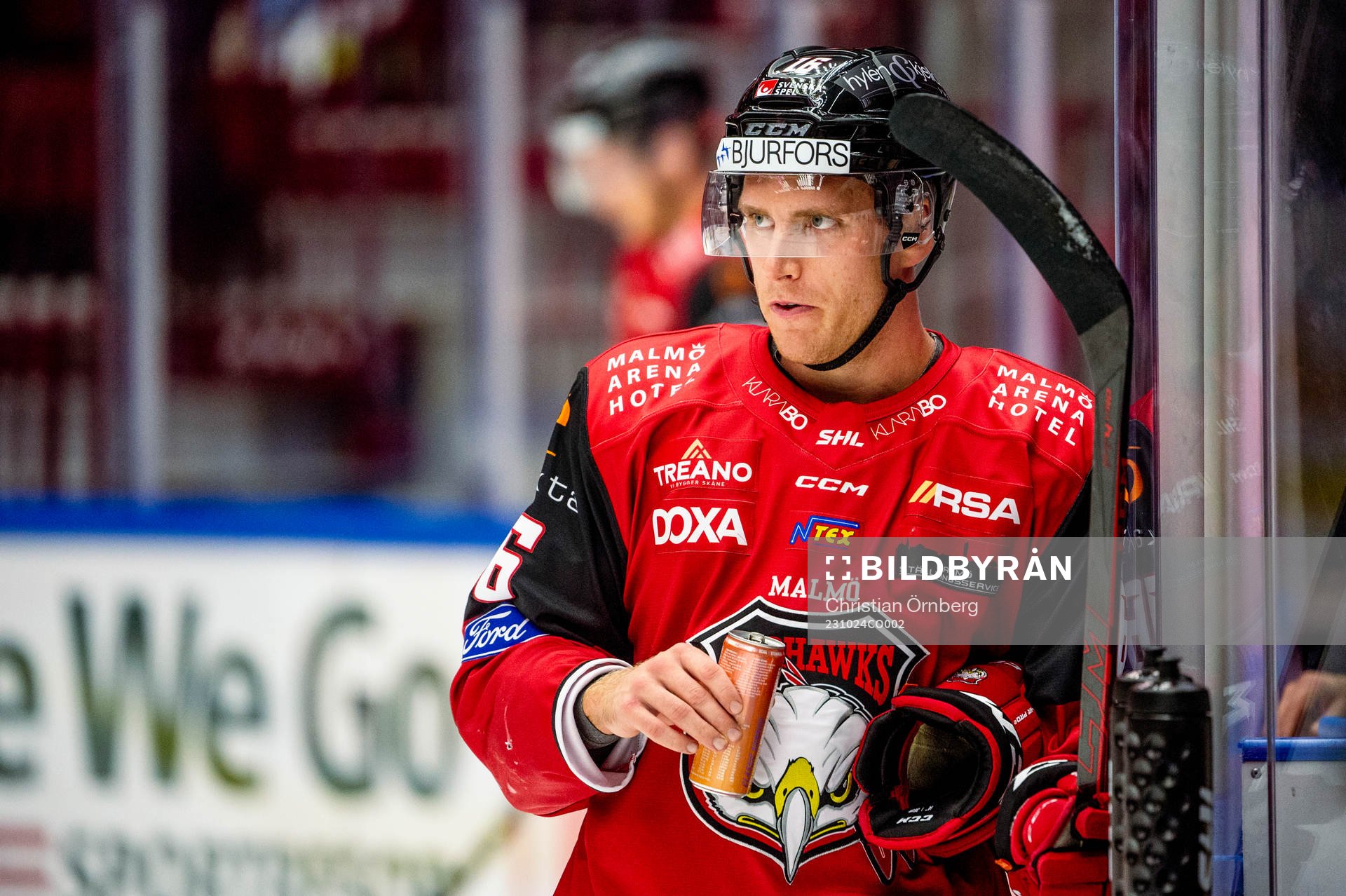 Malmö Redhawks Matias Lassen värmer upp innan