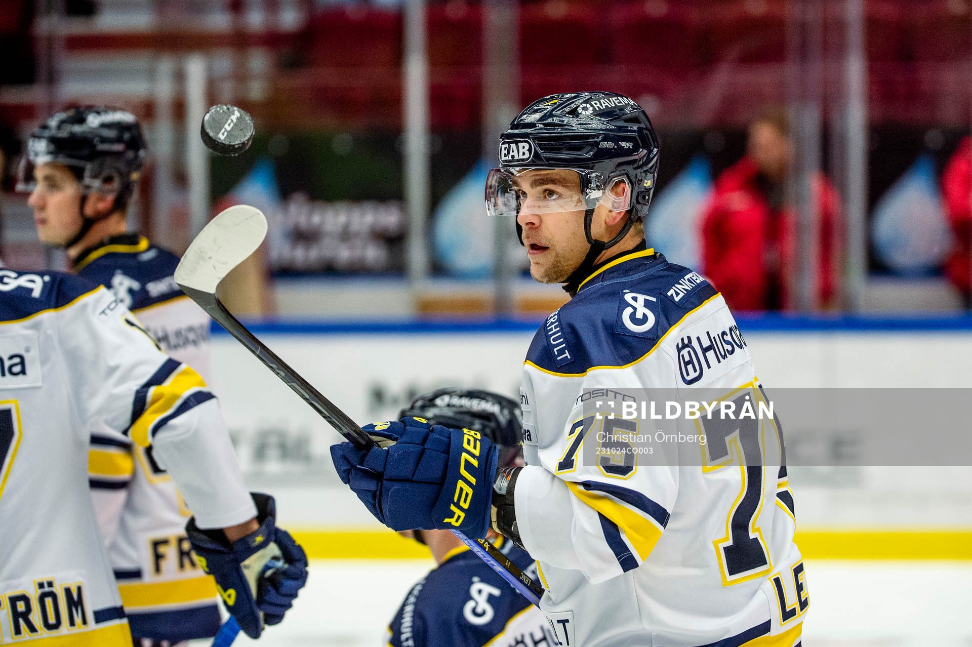 HV71s Radan Lenc värmer upp innan ishockeymatchen i SHL