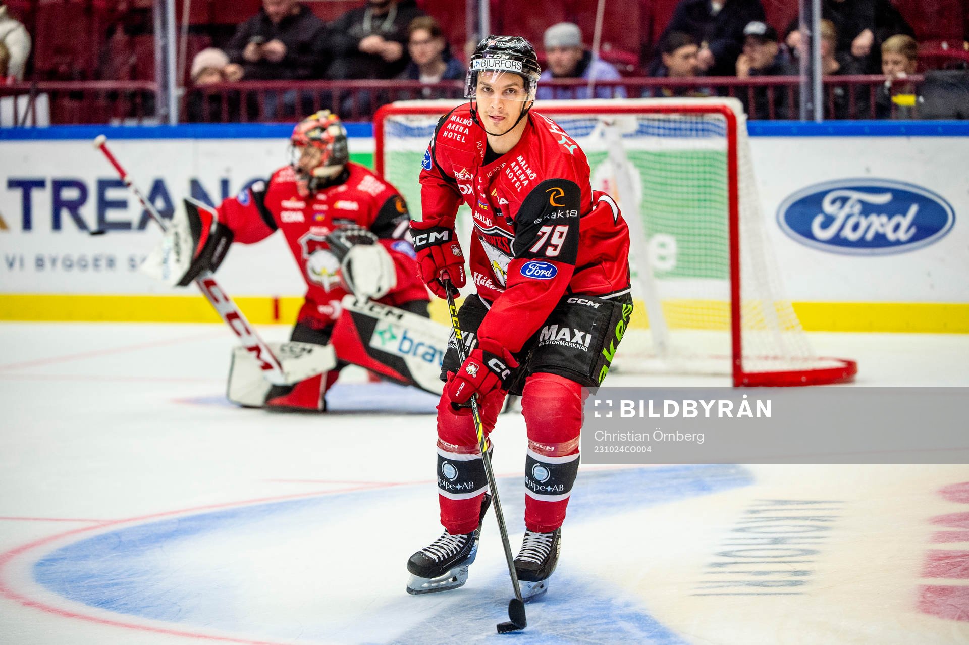 Malmö Redhawks Jakub Galvas värmer upp innan