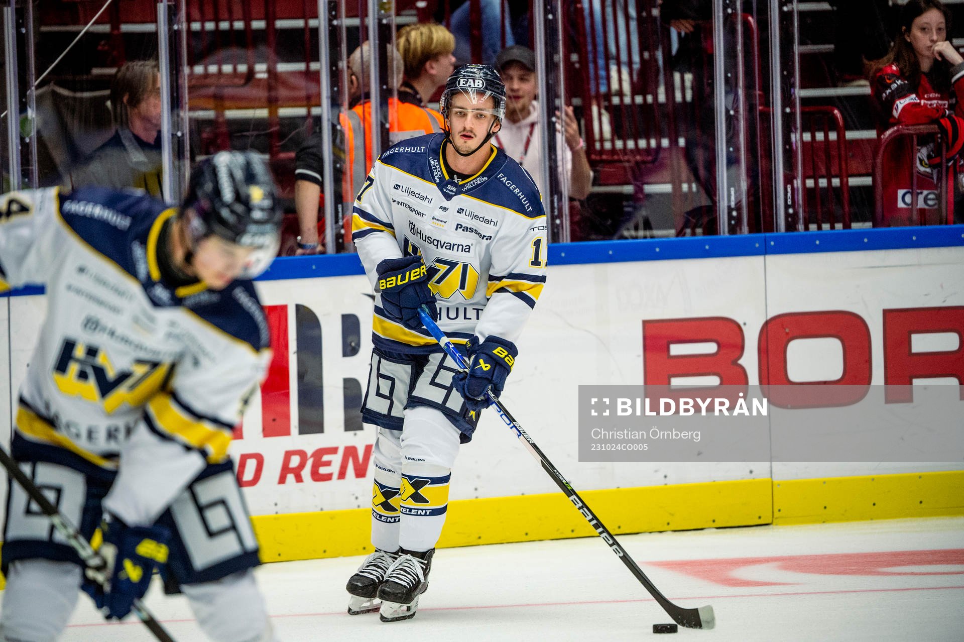 HV71s Isac Brännström värmer upp innan ishockeymatchen i