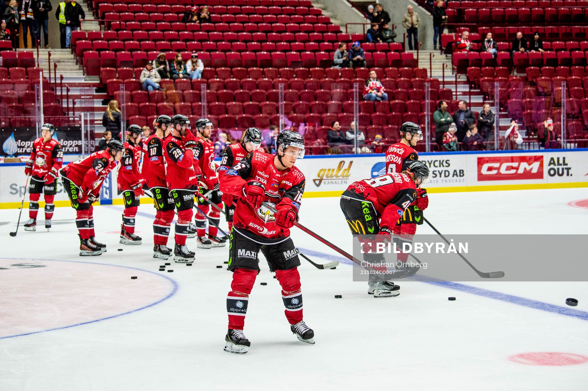 Malmö Redhawks spelare värmer upp innan ishockeymatchen i