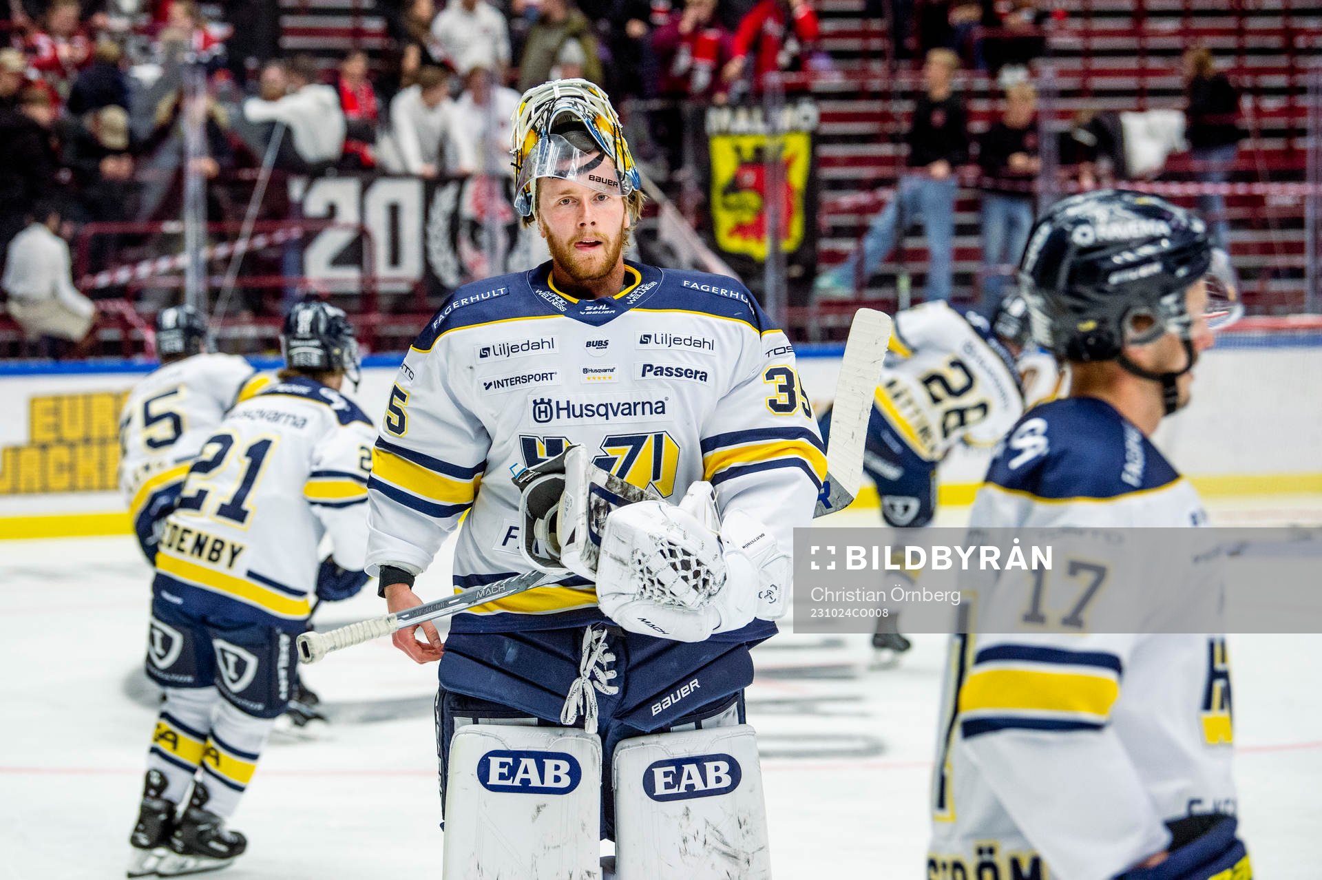 HV71s målvakt Victor Brattström värmer upp innan