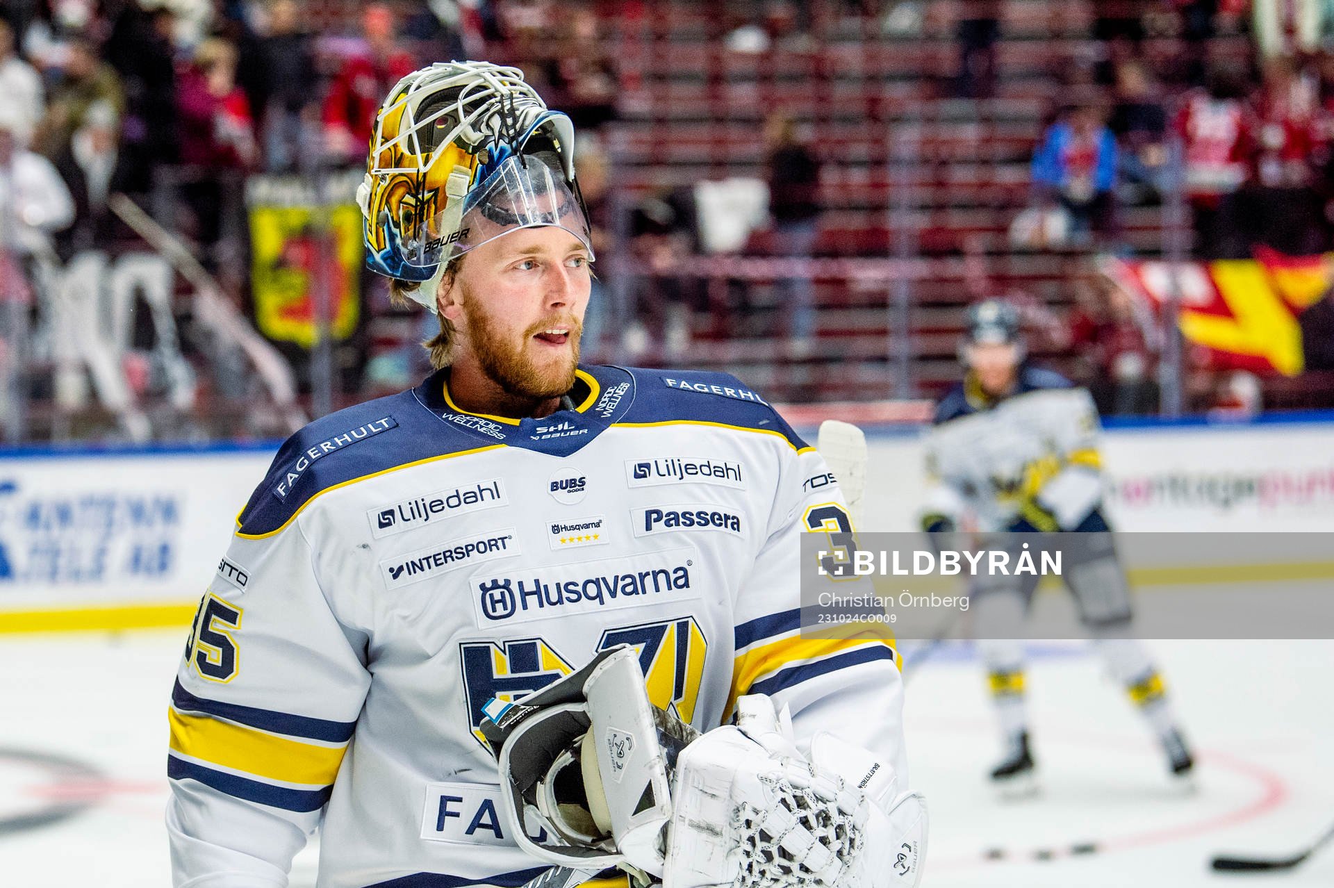 HV71s målvakt Victor Brattström värmer upp innan