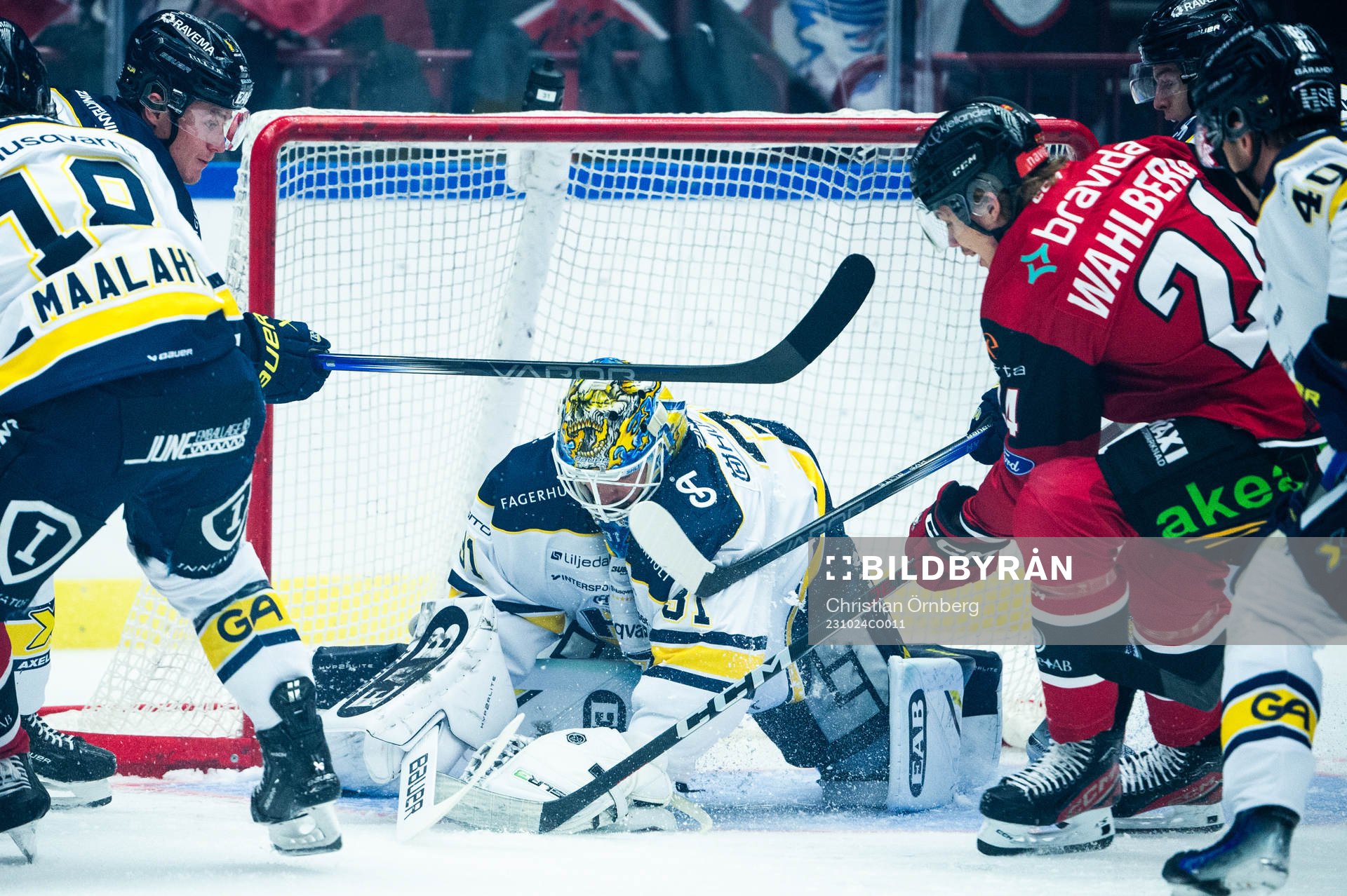 Malmö Redhawks Anton Wahlberg oh HV71s målvakt Joni Ortio