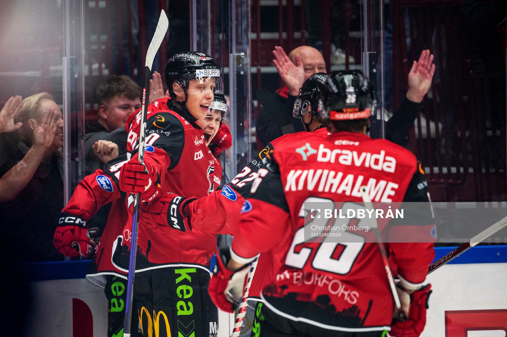 Malmö Redhawks Lauri Pajuniemi jublar med lagkamraterna