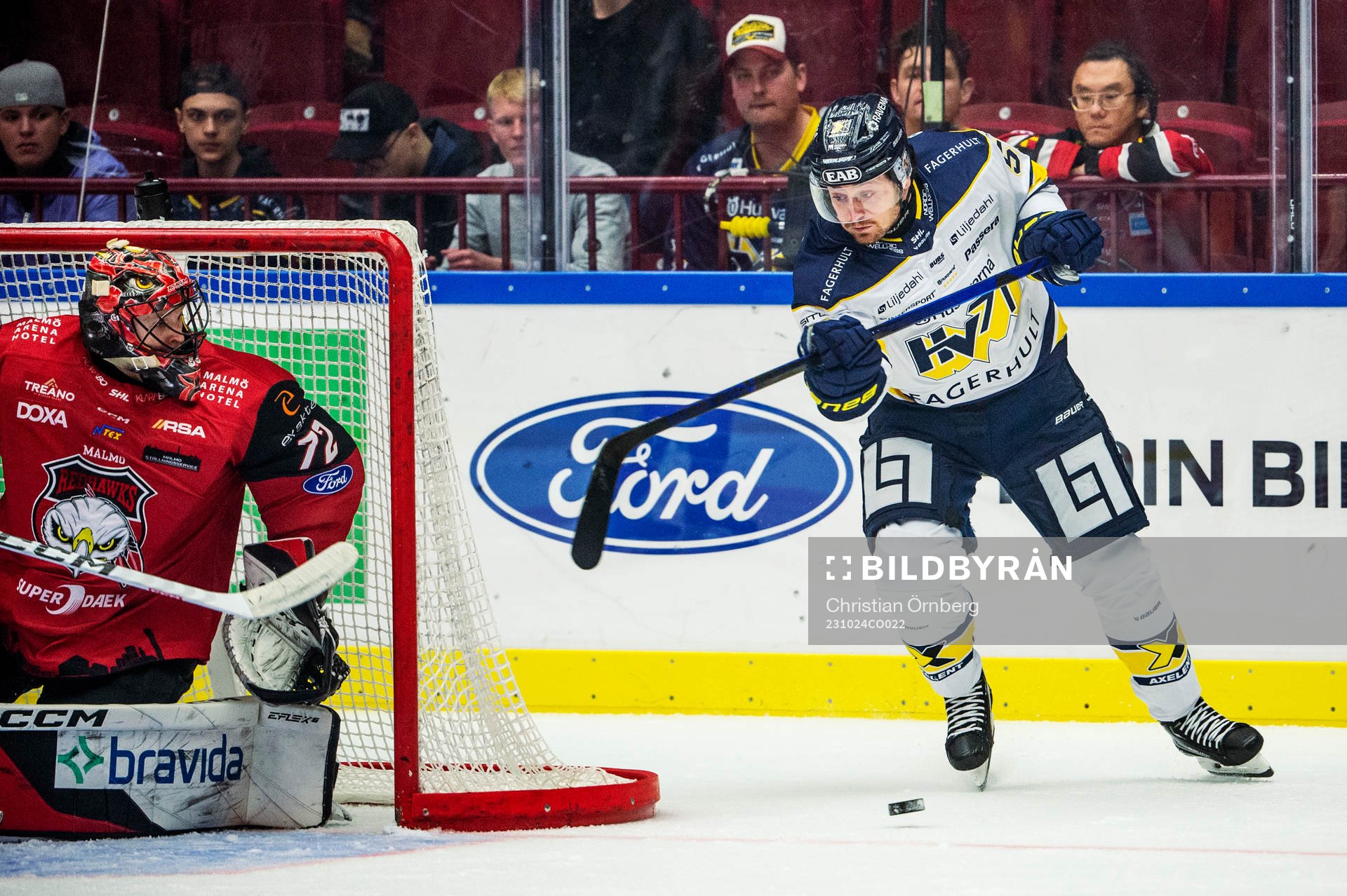 HV71s Fredrik Forsberg mot Malmö Redhawks målvakt Daniel