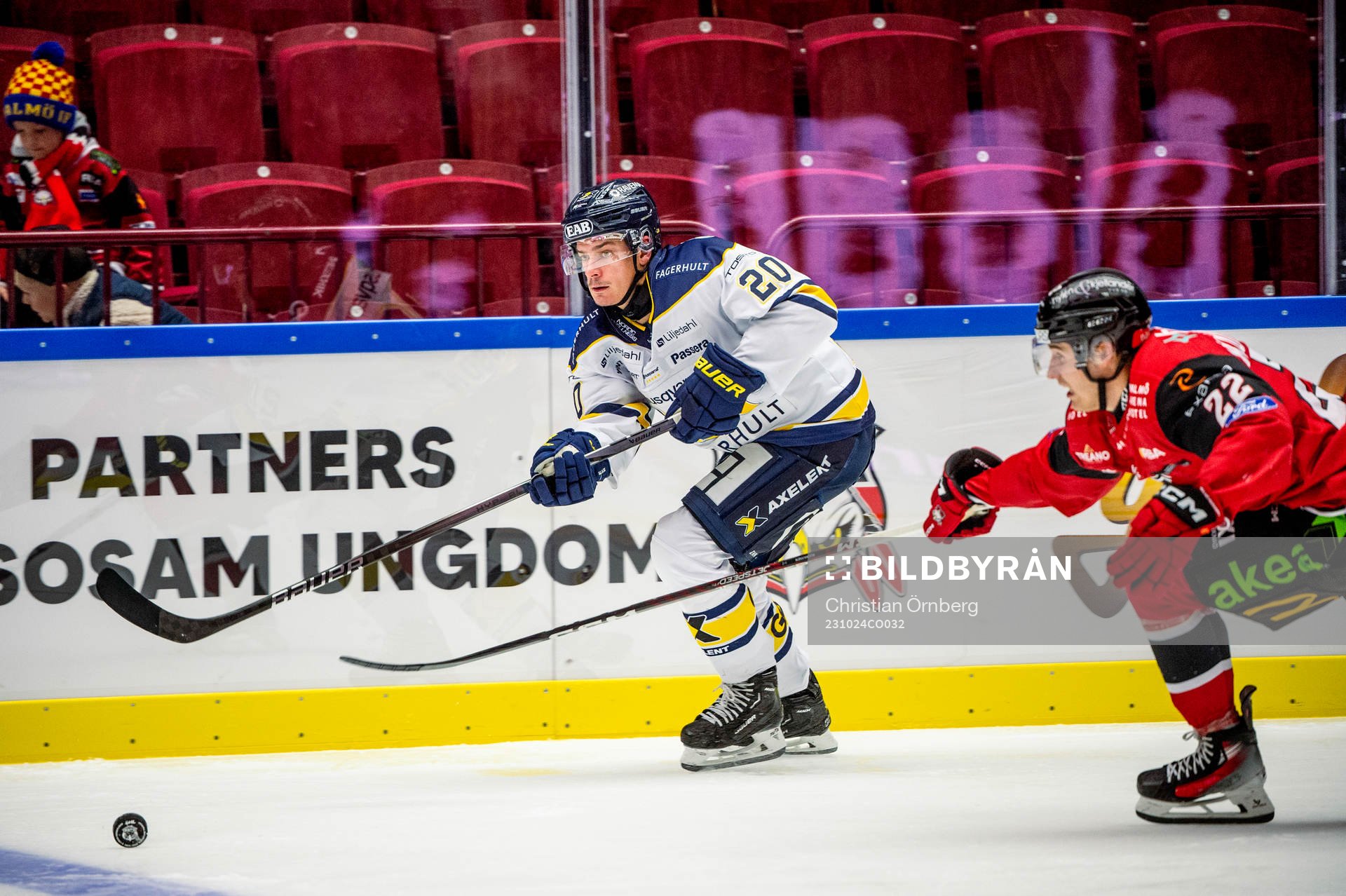 HV71s André Petersson mot Malmö Redhawks Janne Kuokkanen
