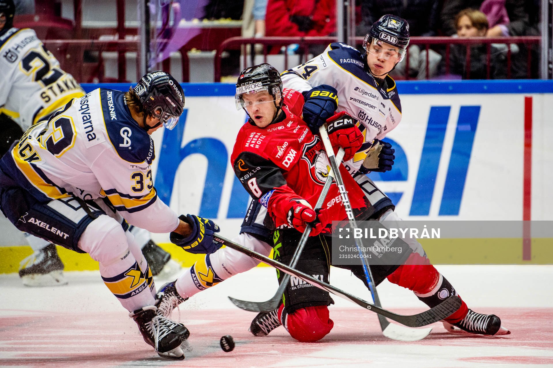 Malmö Redhawks Johan Olofsson mot HV71s Måns Lindbäck