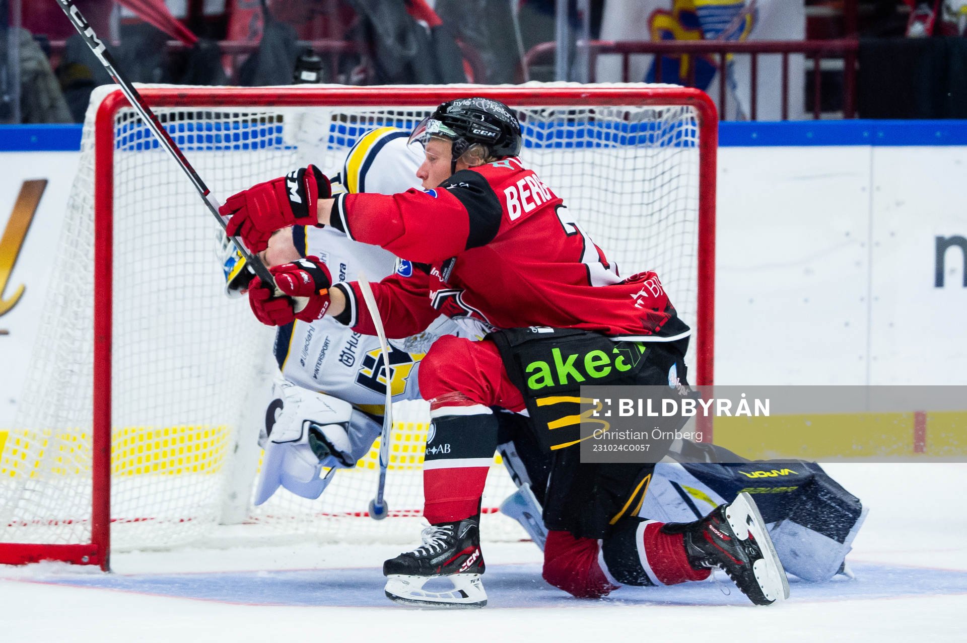 Malmö Redhawks Thomas Berg Paulsen och HV71s målvakt Joni
