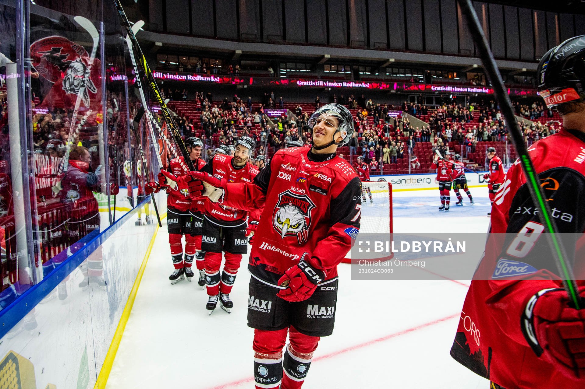 Malmö Redhawks Jakub Galvas jublar med lagkamraterna