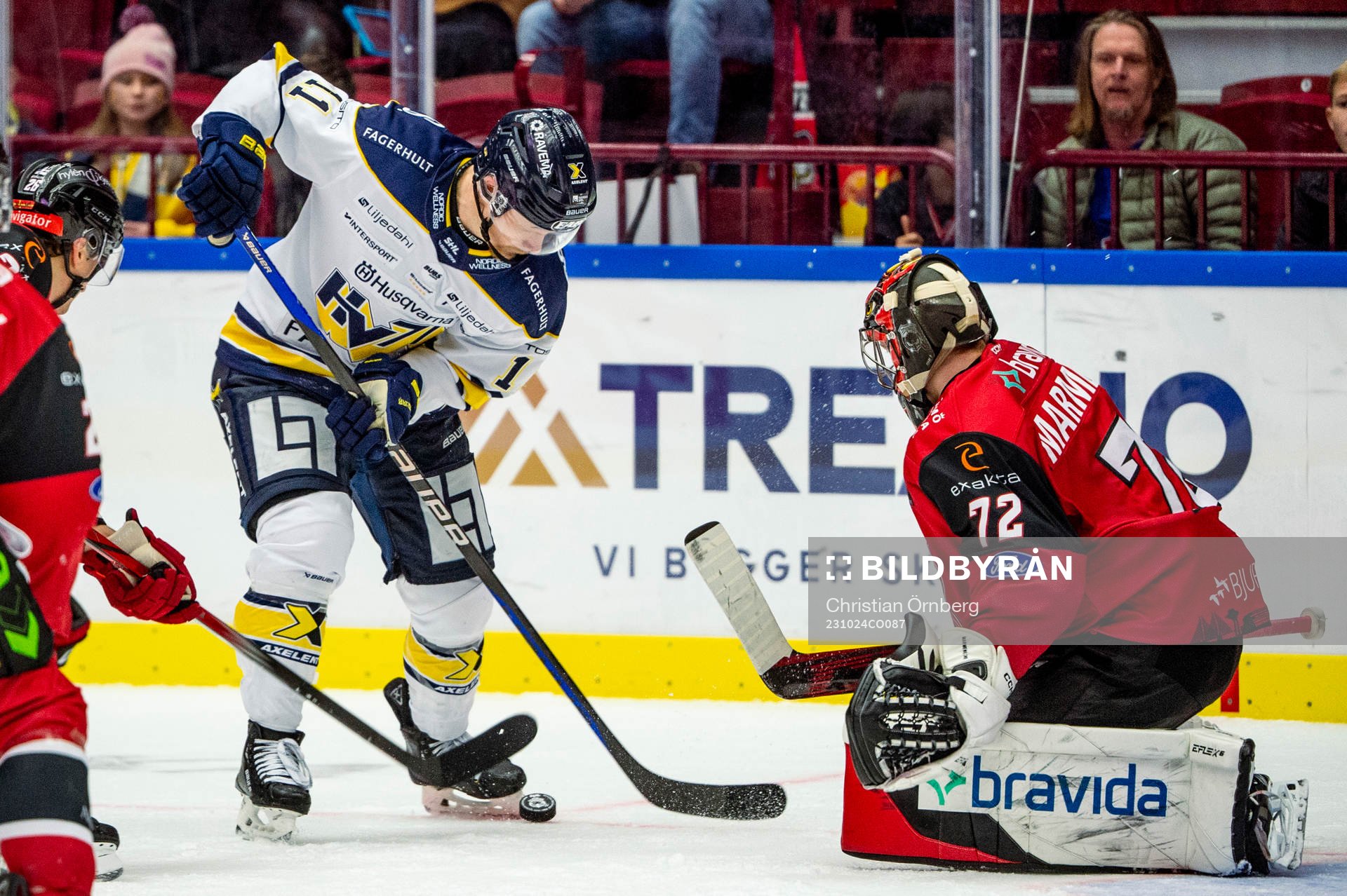 HV71s Simon Önerud mot Malmö Redhawks målvakt Daniel