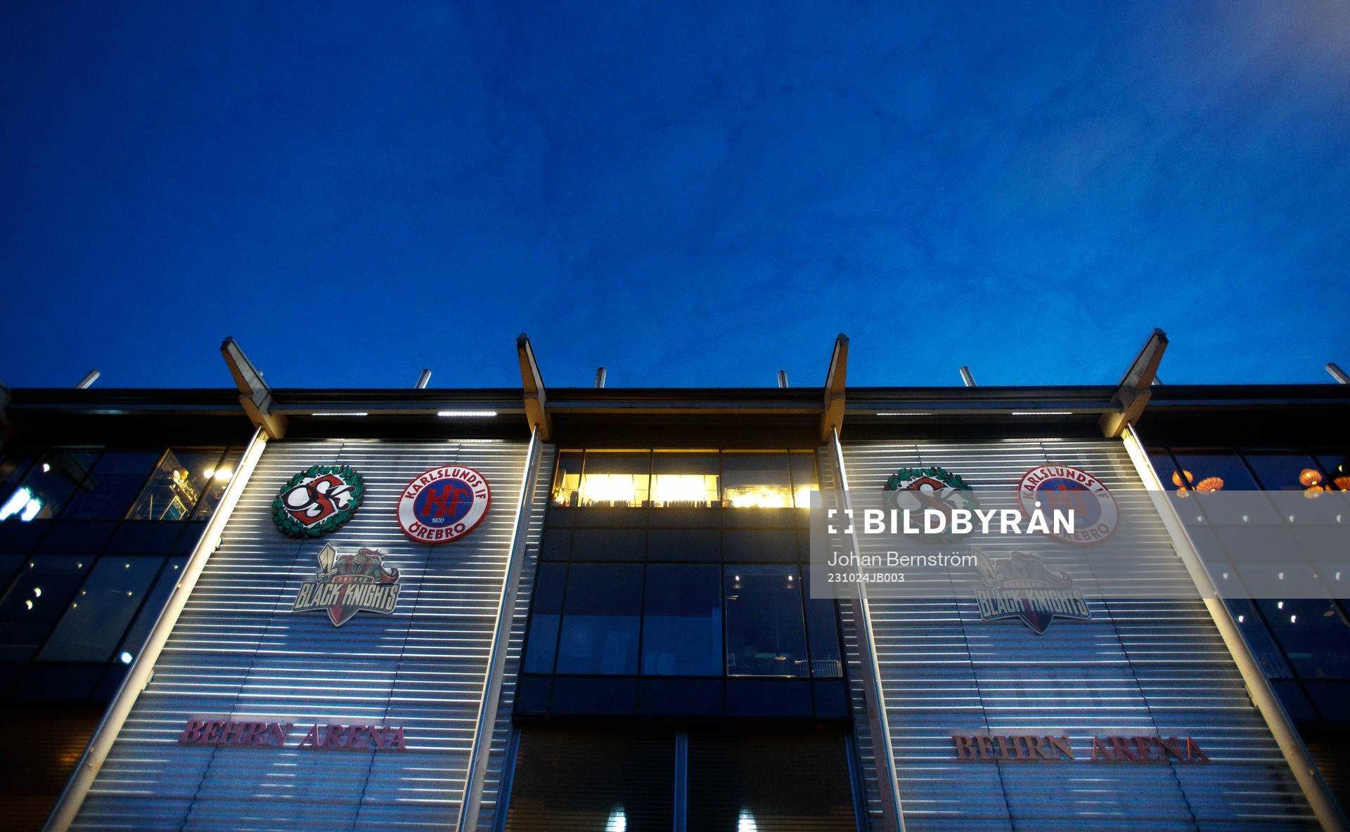Behrn arena exteriör med Karlslund och ÖSK logotyper