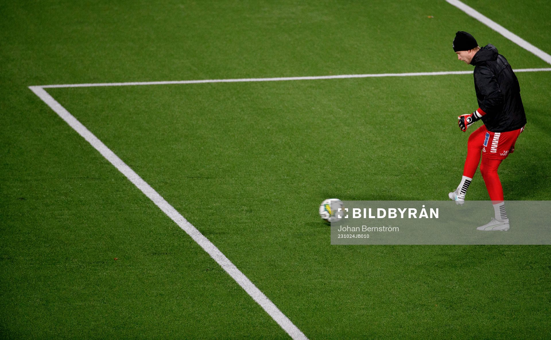 Örebros målvakt William Eskelinen värmer upp