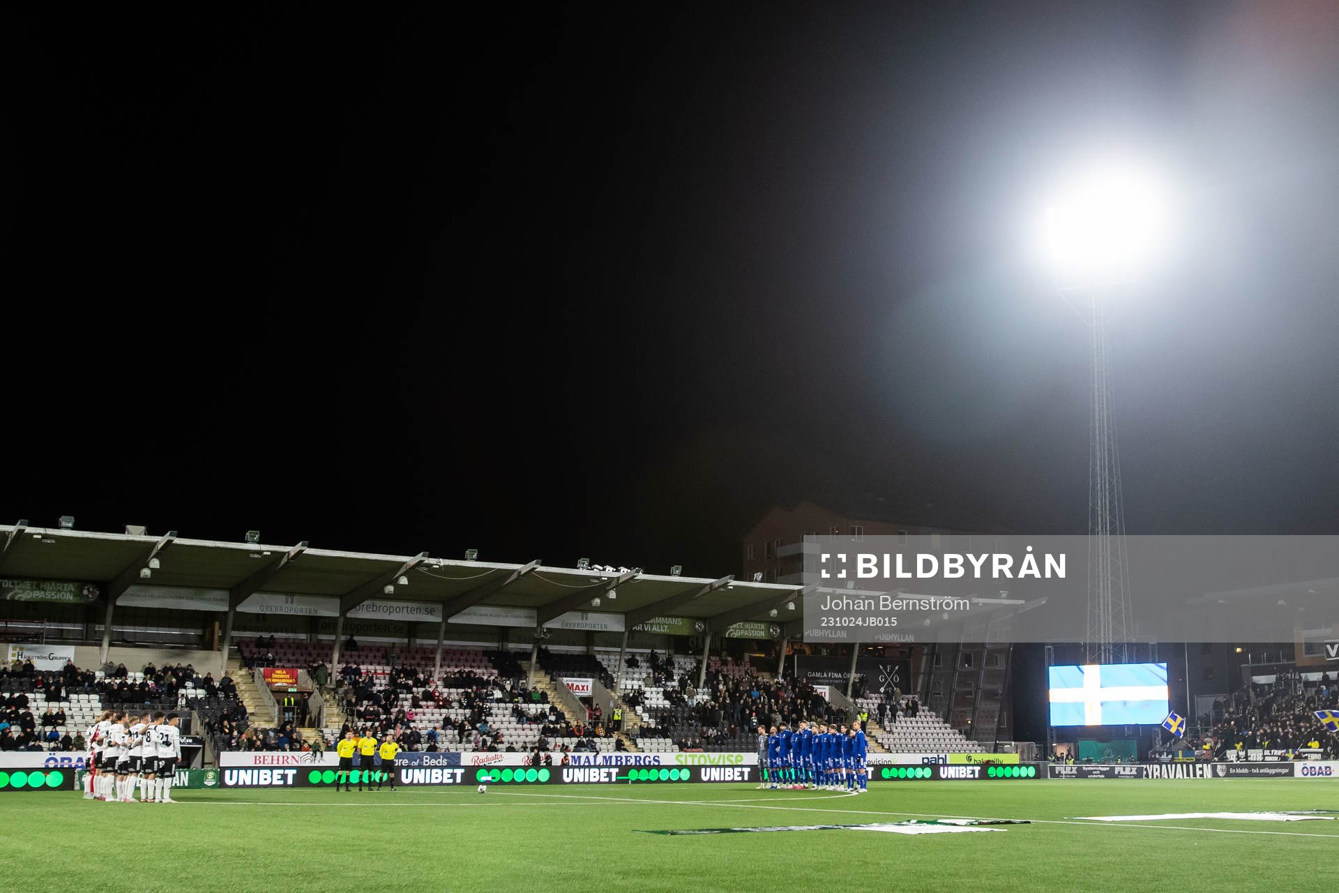 Örebros och GIF Sundsvalls spelare deltar i en tyst minut