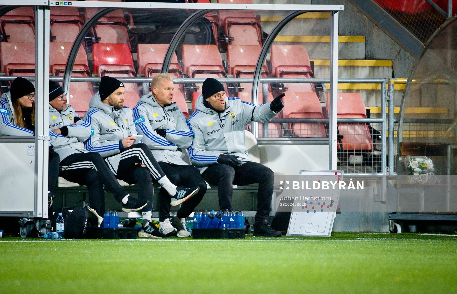GIF Sundsvalls avbytarbänk med tränare Joel Cedergren