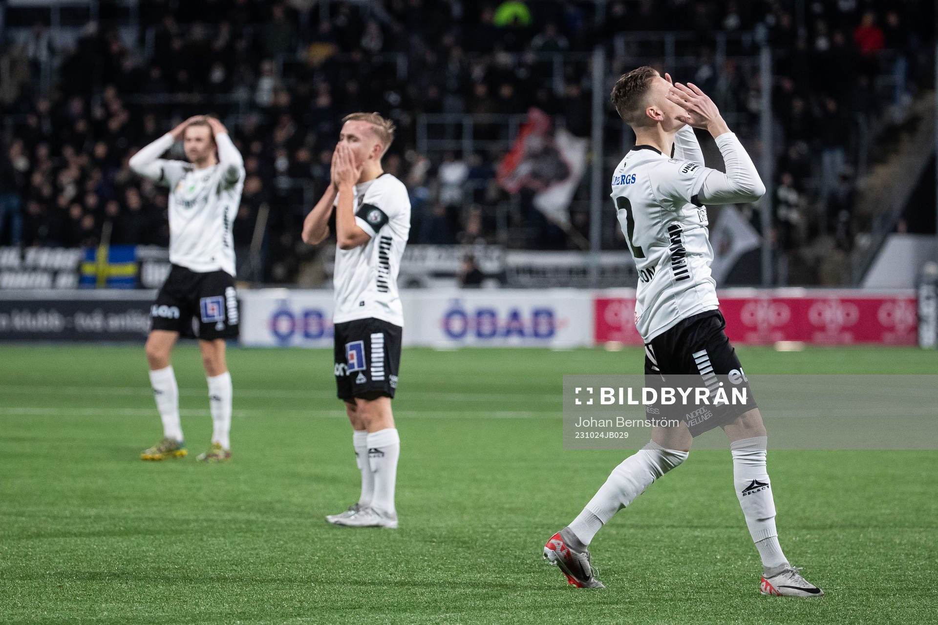 Örebros Jake Larsson (h) deppar