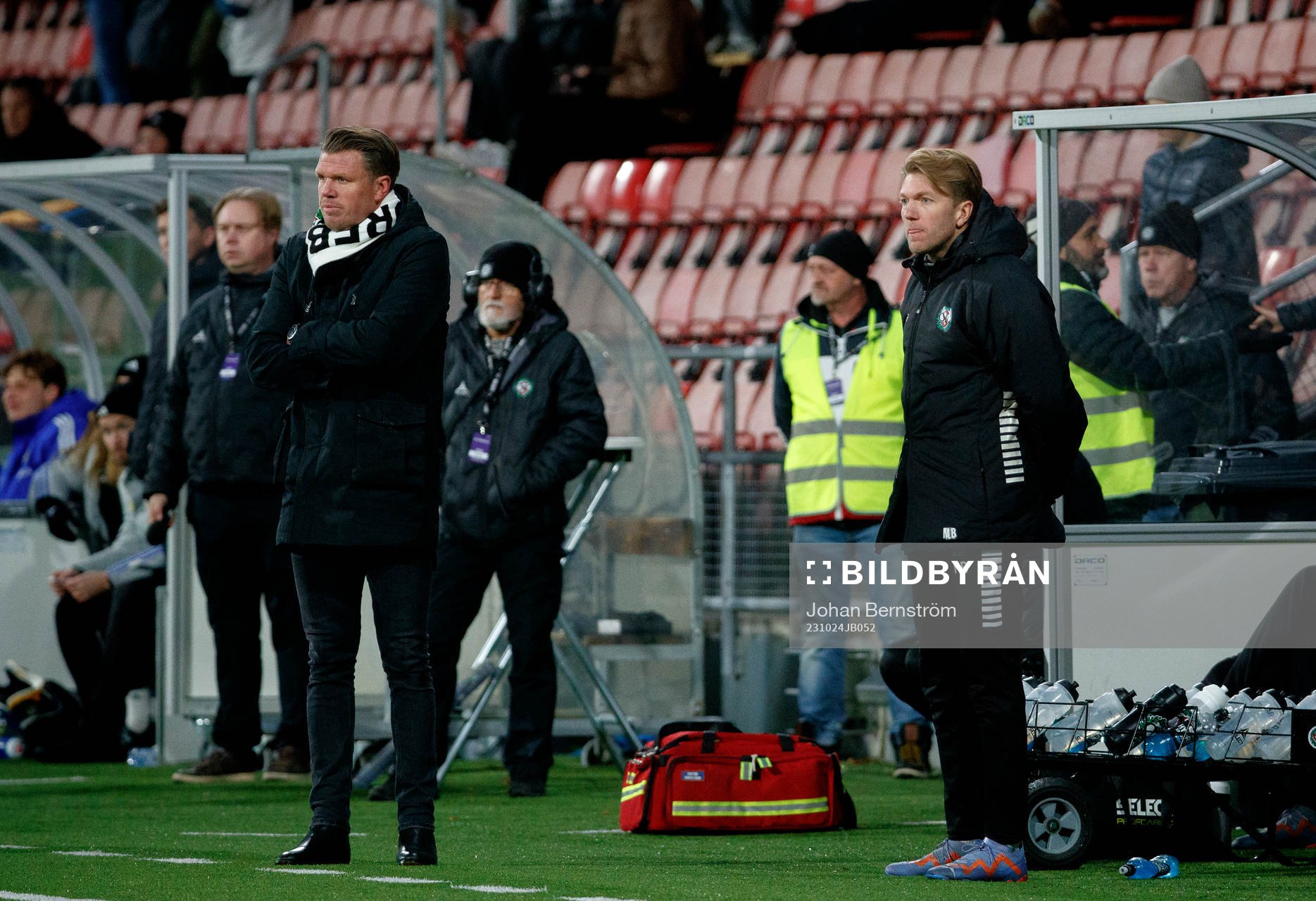 Örebros huvudtränare Christian Järdler och assisterande tränare Martin Broberg under fotbollsmatchen i Superettan mellan Örebro och GIF Sundsvall den 24 oktober 2023 i Örebro.