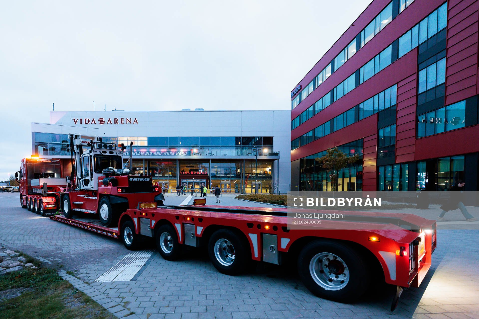 En truck utanför Vida arena före ishockeymatchen i SHL