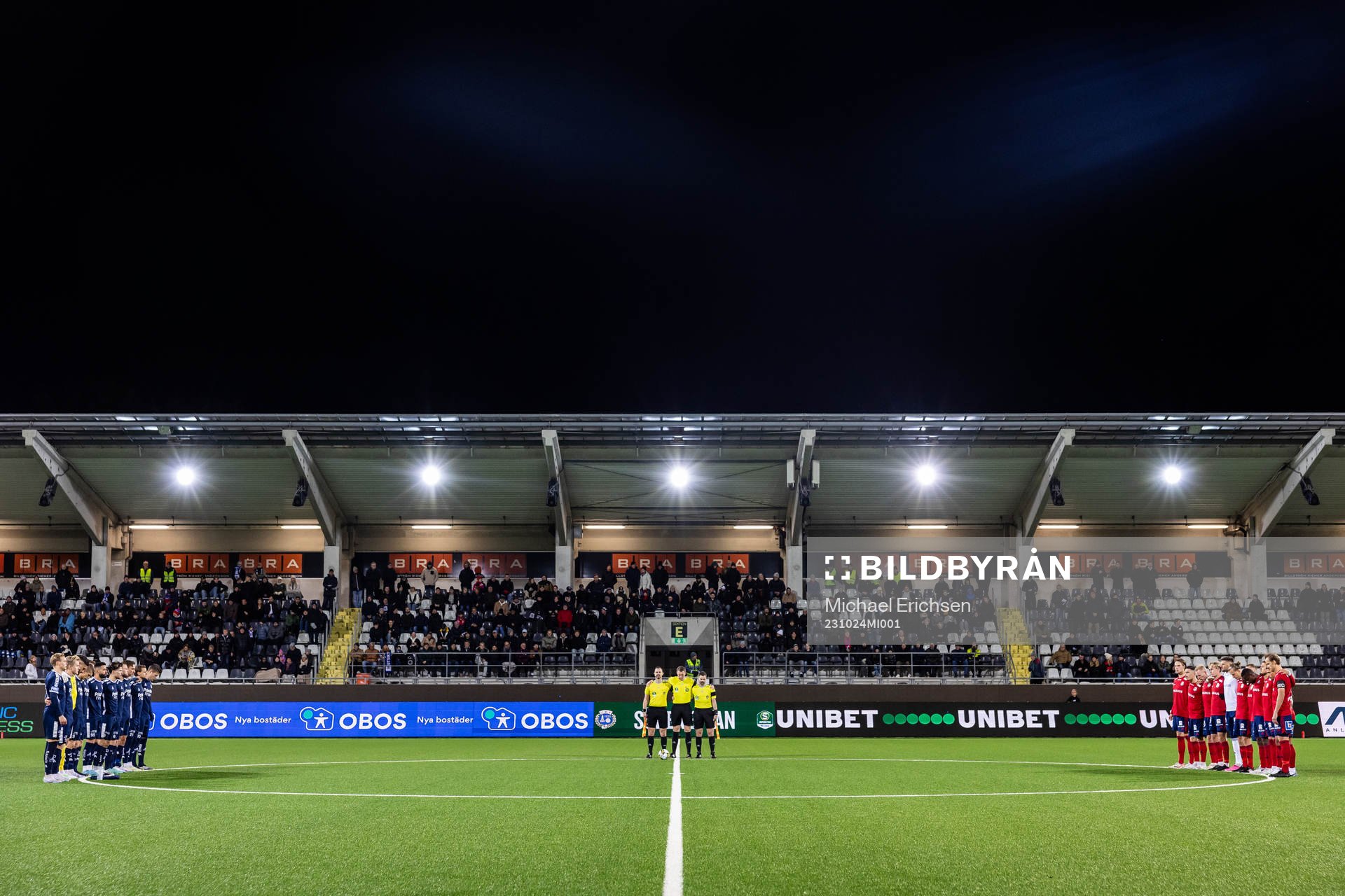 Utsiktens och Östers spelare dltar i en tyst minut