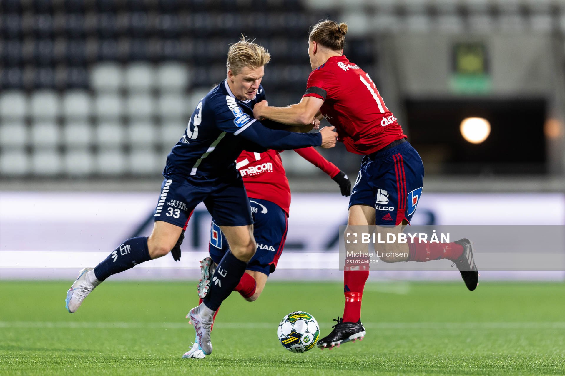Utsiktens Sebastian Lagerlund och Östers Jesper Jonasson Westermark under fotbollsmatchen i Superettan mellan Utsikten och Öster den 24 oktober 2023 i Göteborg.