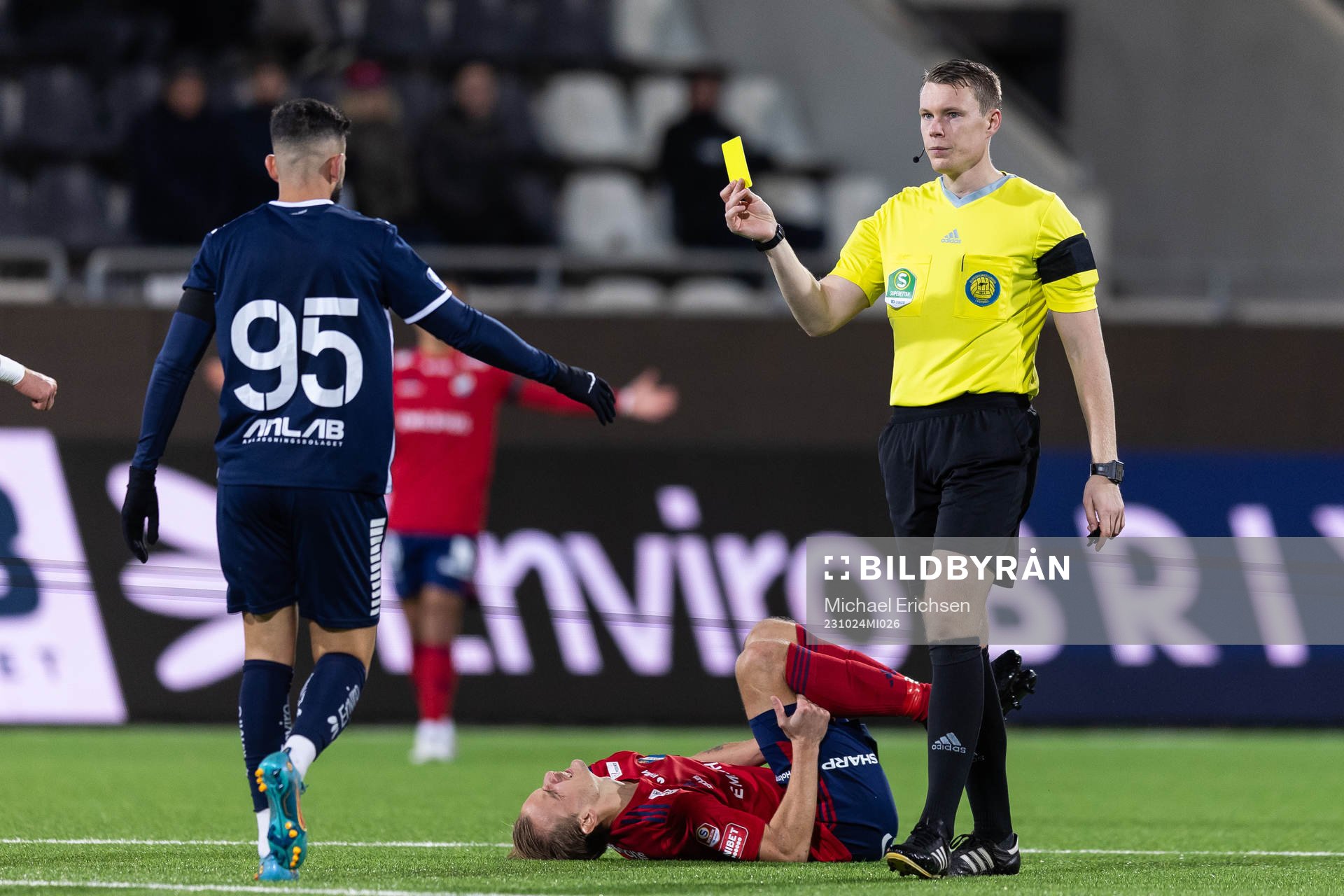 Utsiktens Paulo Marcelo Souza Alves får ett gult kort