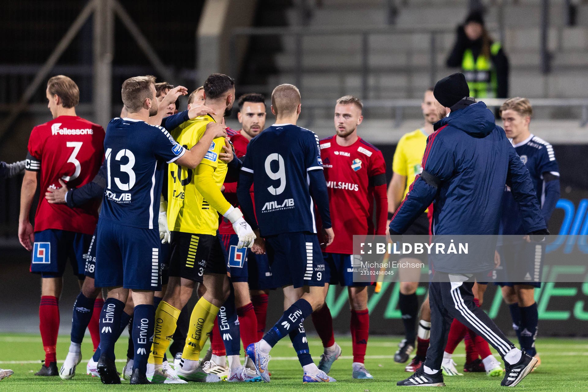 Irriterat mellan lagen efter fotbollsmatchen i Superettan mellan Utsikten och Öster den 24 oktober 2023 i Göteborg. 