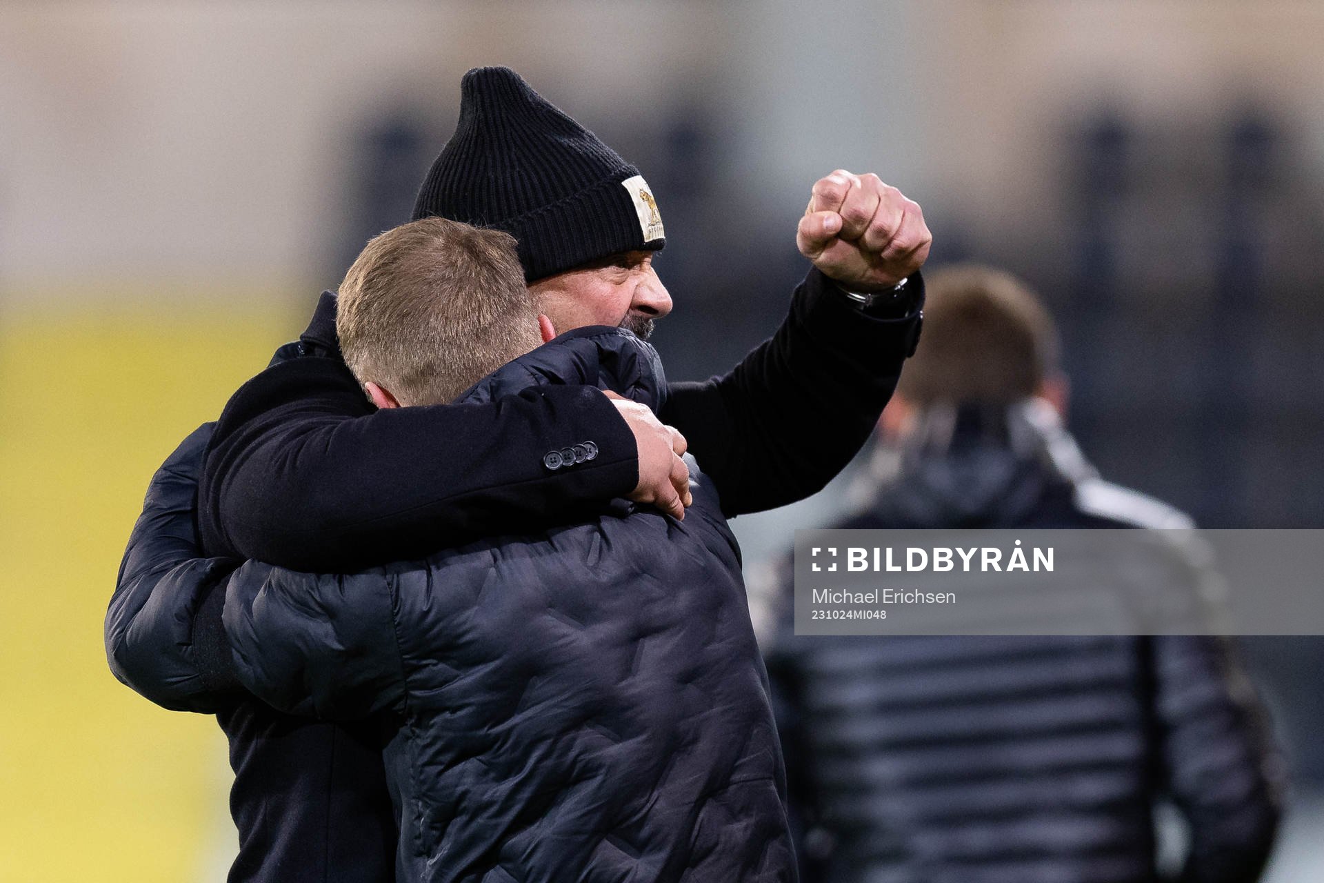 Utsiktens manager Bosko Orovic jublar ihop med assisterande tränare Henrik Fridolvsson efter fotbollsmatchen i Superettan mellan Utsikten och Öster den 24 oktober 2023 i Göteborg.