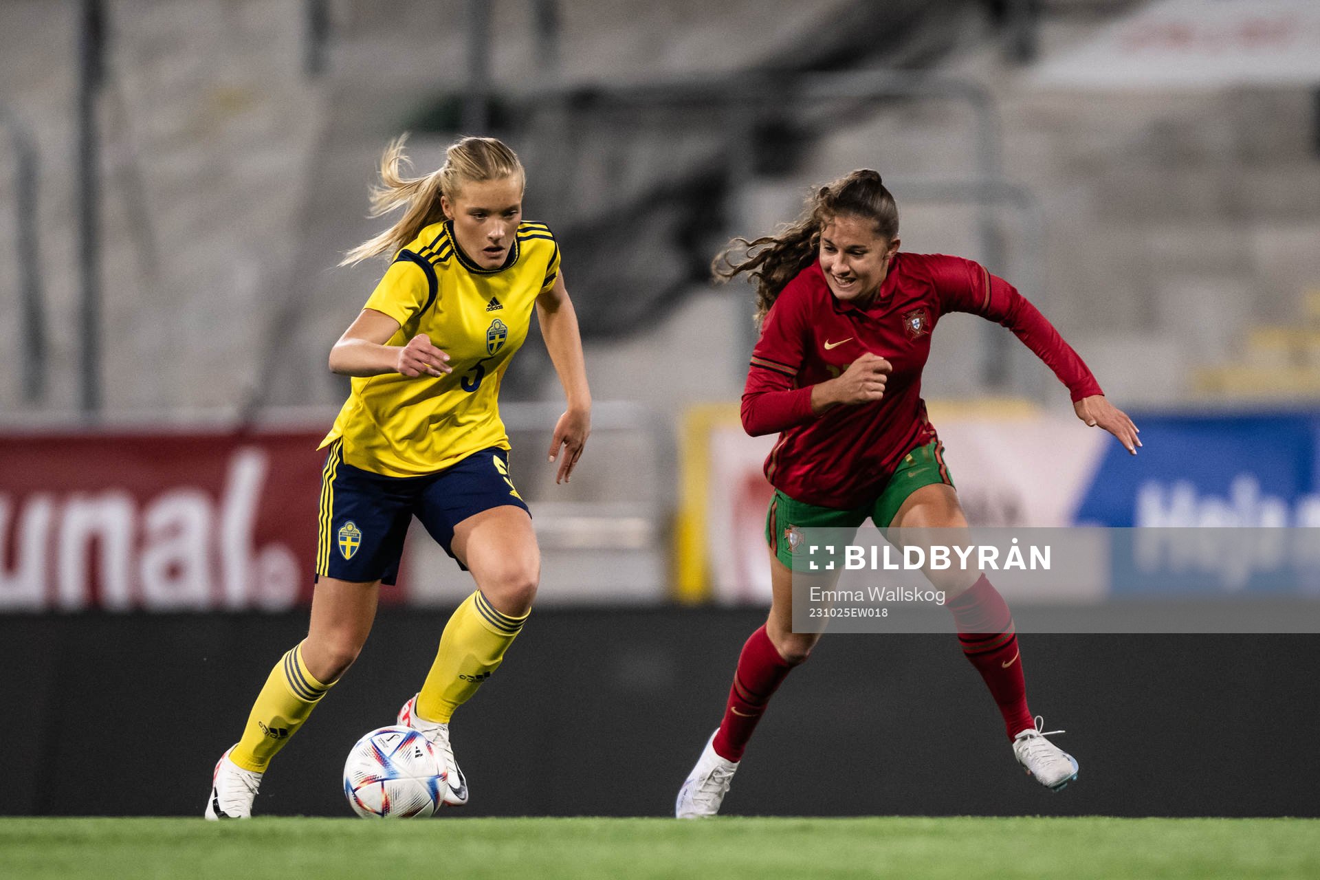 Smilla Holmberg of Sweden and Neide Guedes of Portugal