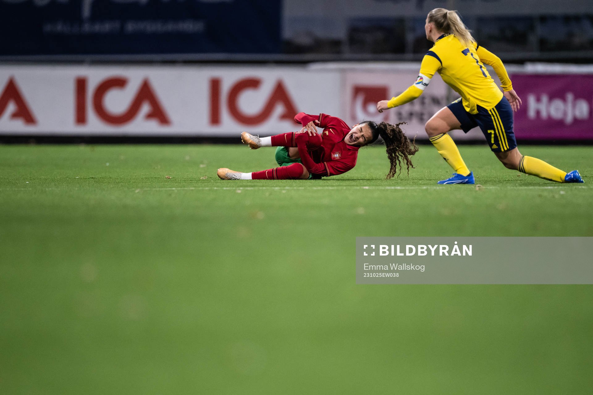 Ana Riberio of Portugal in pain in front of Tuva Skoog of