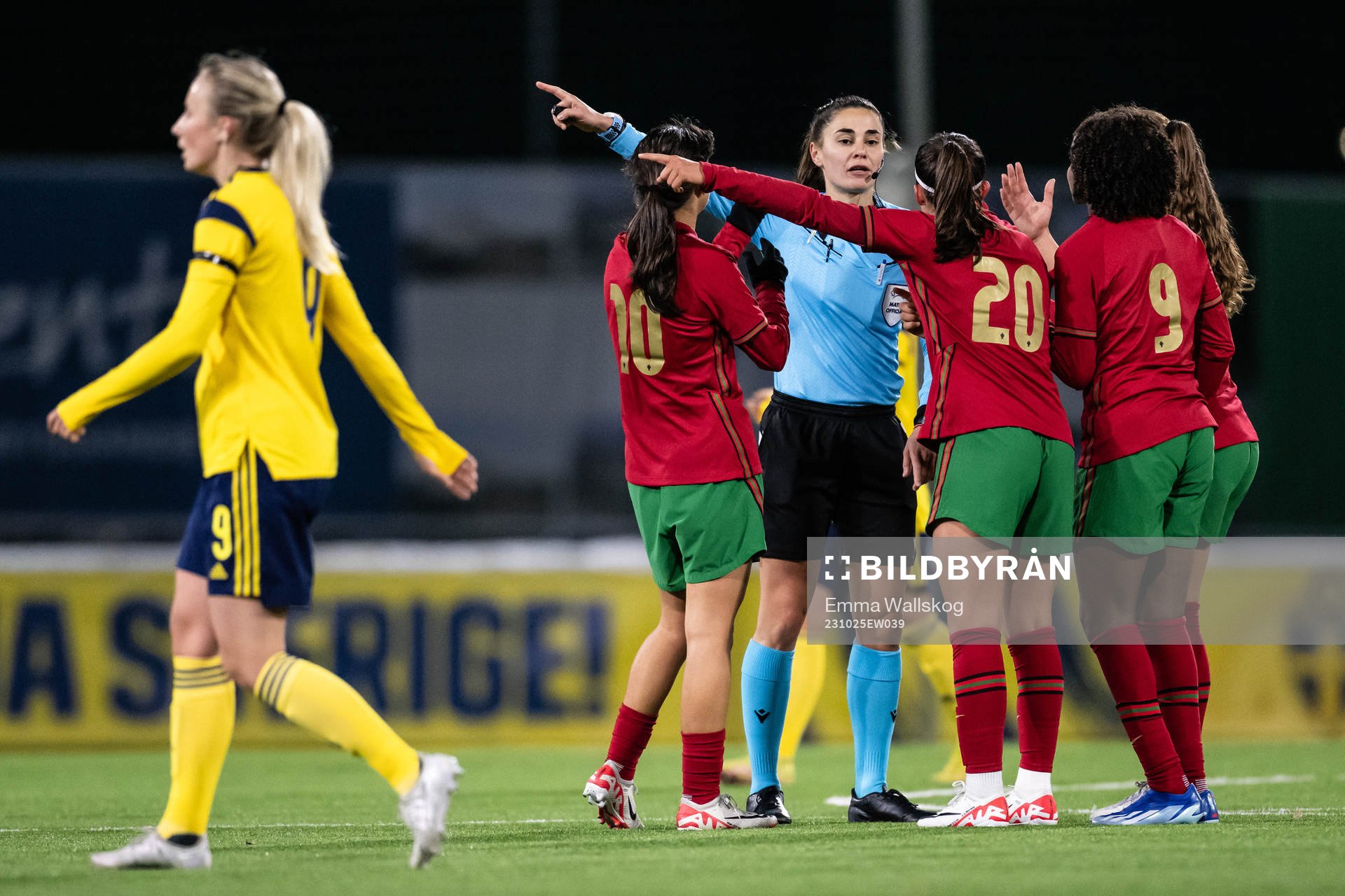 referee Kristina Georigieva in a conversation with Mafalda