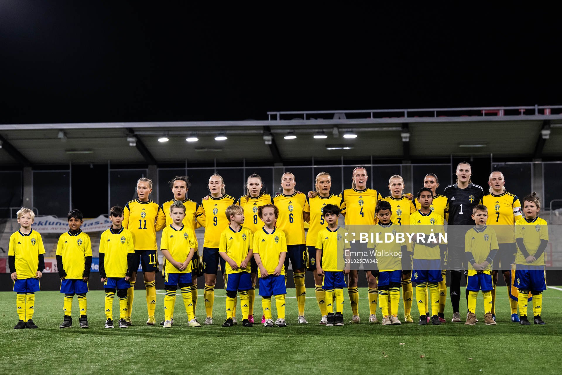 The players at line up