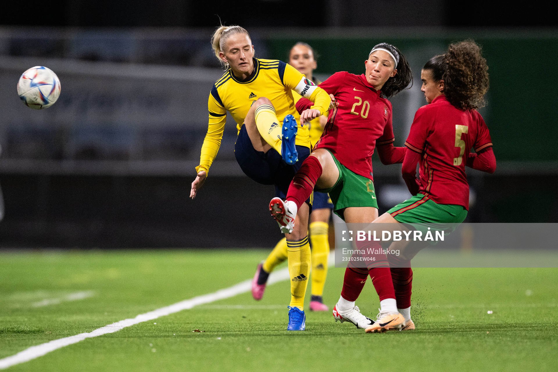 Tuva Skoog of Sweden against Lara Martins and Ana Riberio