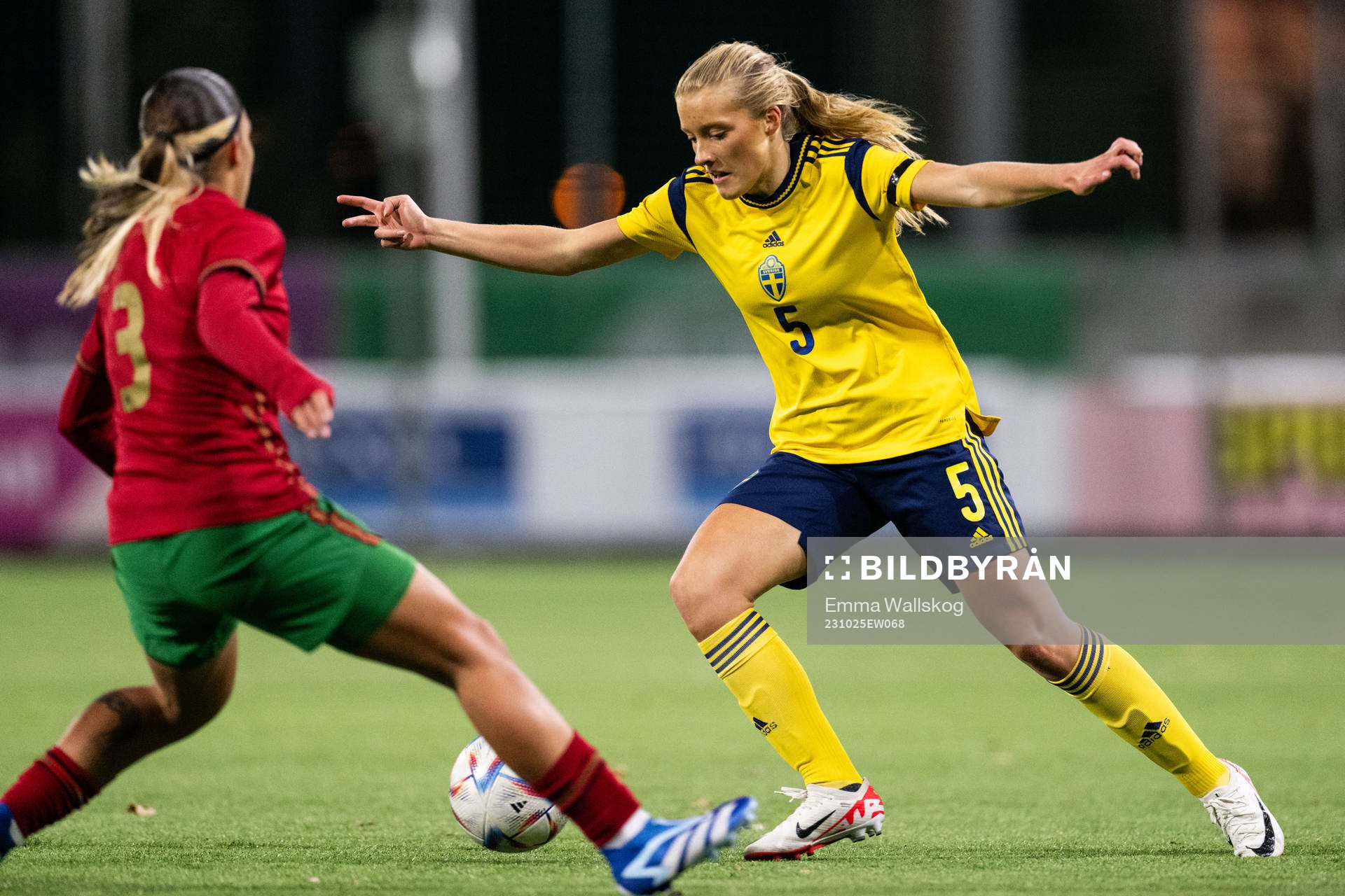 Érica Cancelinha of Portugal and Smilla Holmberg of Sweden