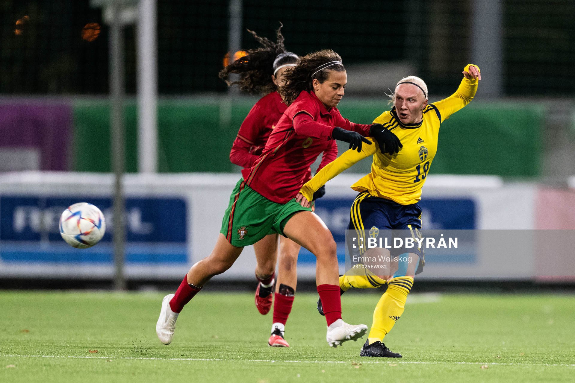 Marta Gago of Portugal and Lovisa Brogren of Sweden during the UEFA Women's Under-19 Euro Qualifier football match between Sweden and Portugal on October 25, 2023 in Västerås.